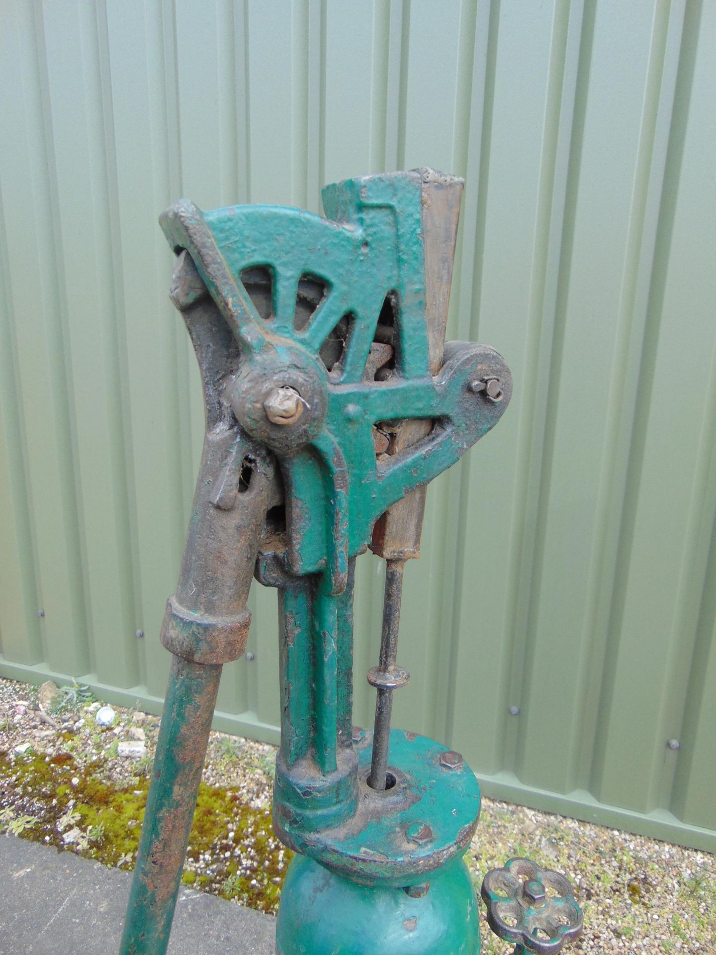 GENUINE ANTIQUE FULL SIZE CAST IRON WATER PUMP - Image 4 of 5