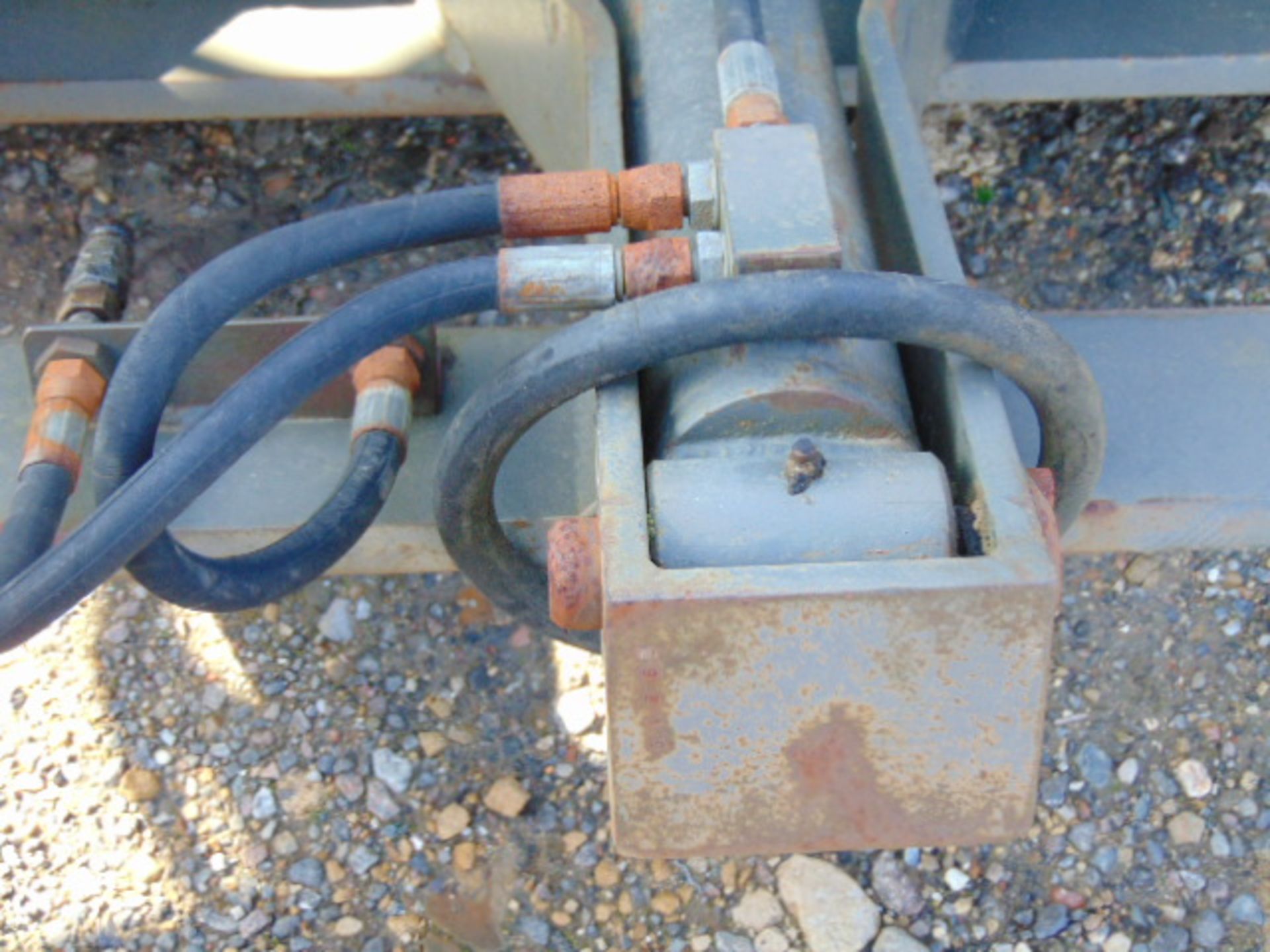 FORKLIFT MOUNTED LOADER BUCKED C/W BACKPLATE AND RAMS - Image 5 of 5