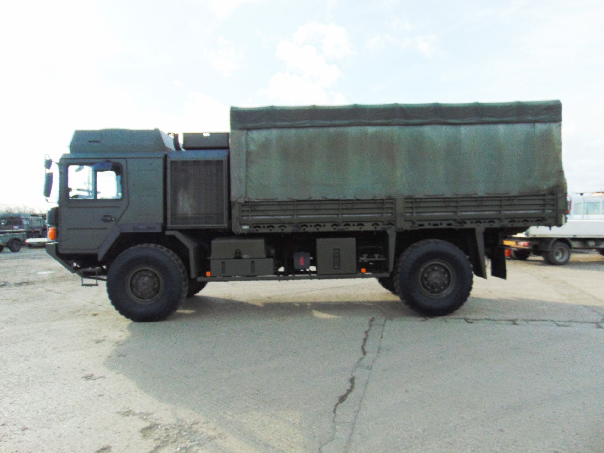 MAN 4X4 HX60 18.330 FLAT BED CARGO TRUCK ONLY 62,493 km! - Image 4 of 27