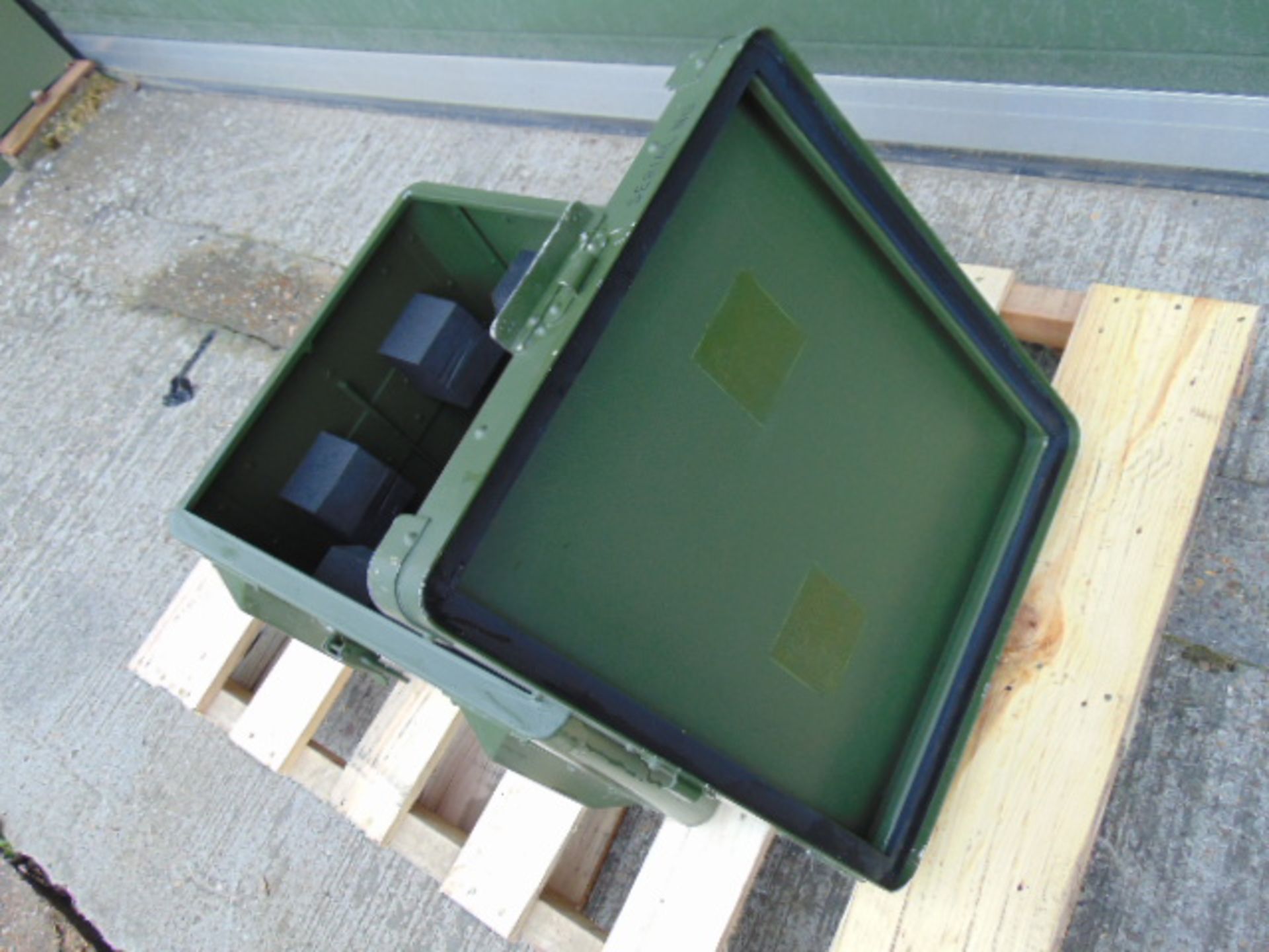 Heavy Duty Aluminium Waterproof Secure Storage Box as shown - Image 6 of 6