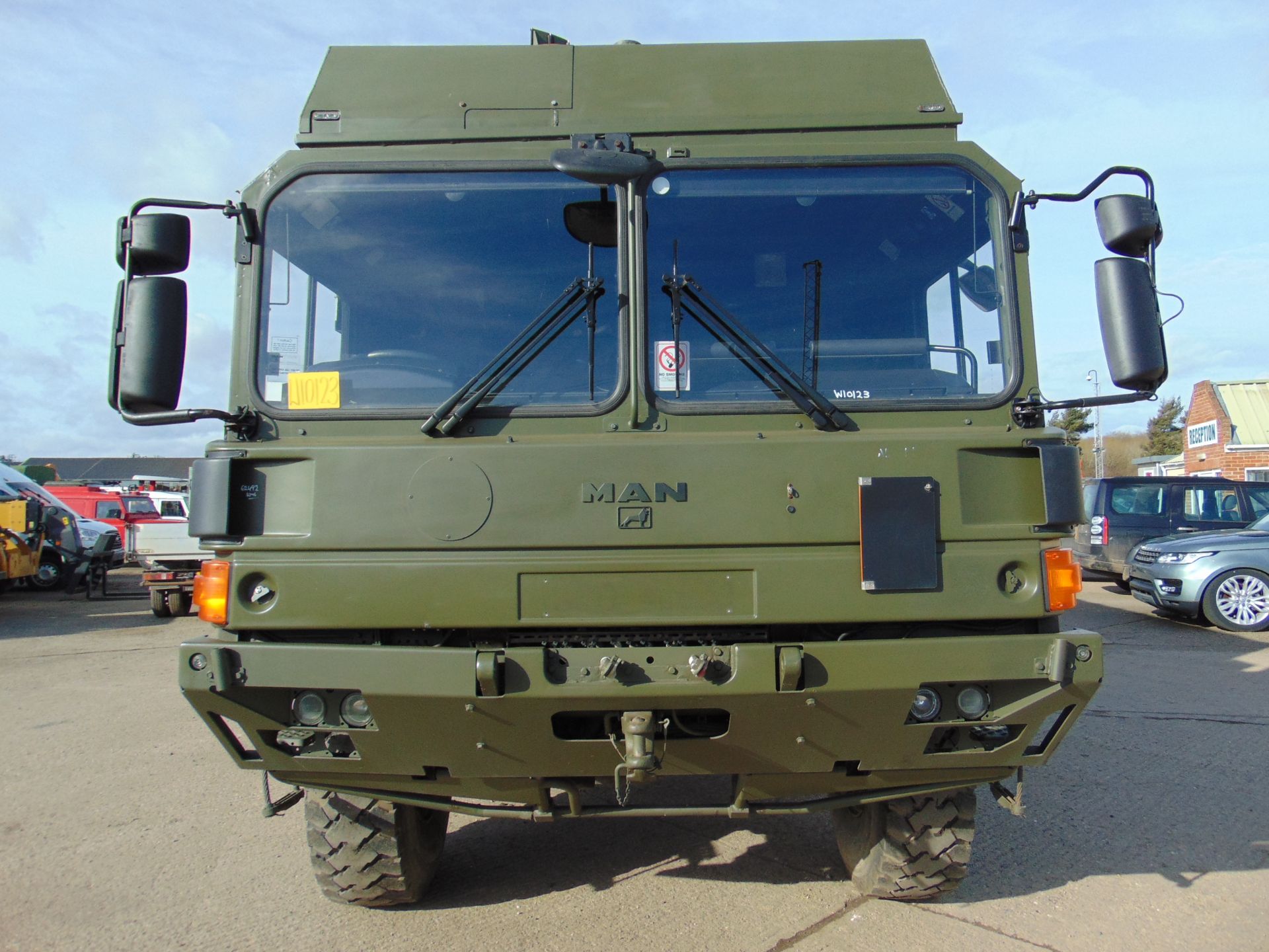 MAN 4X4 HX60 18.330 FLAT BED CARGO TRUCK ONLY 62,493 km! - Image 2 of 27