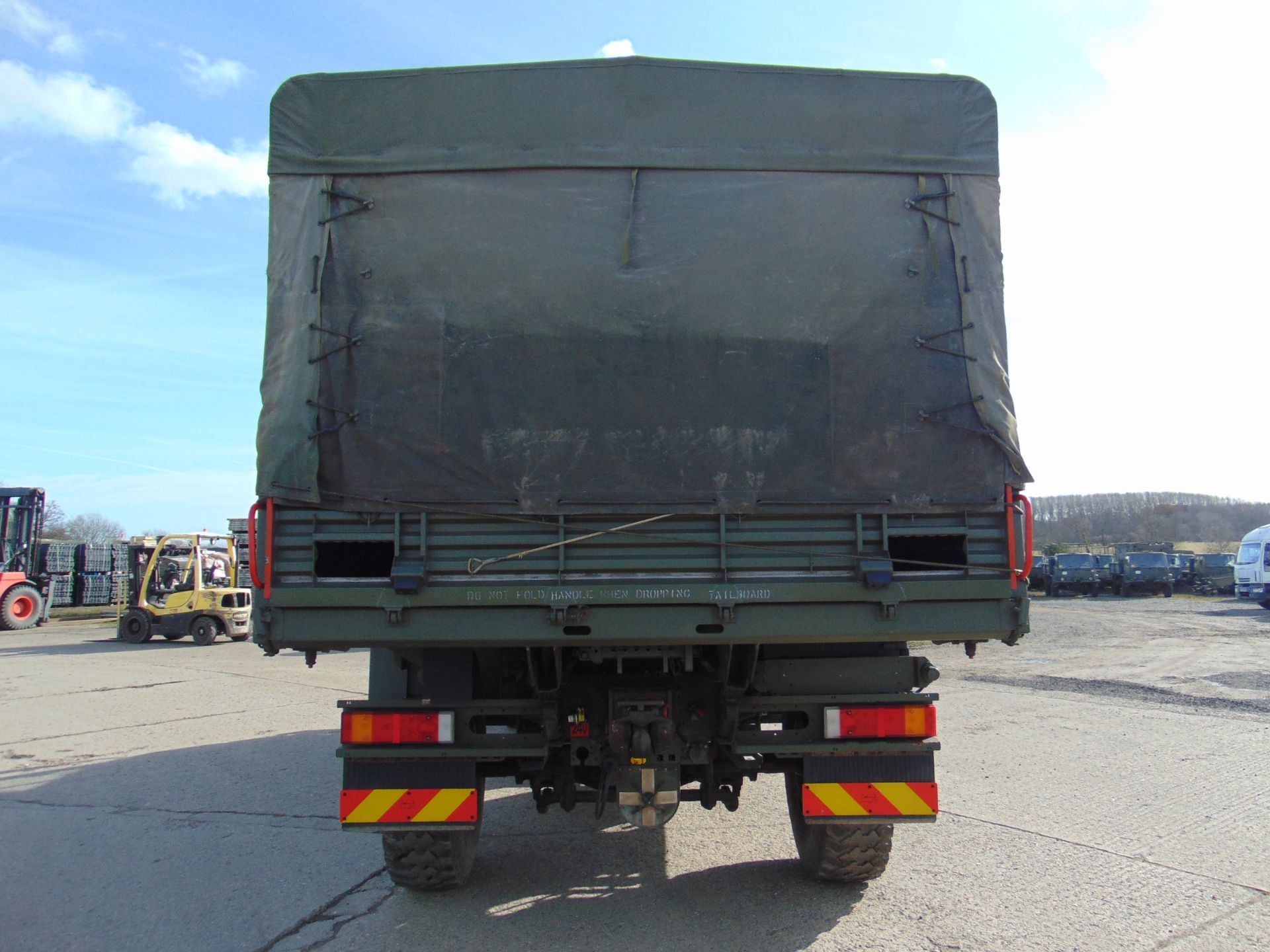 MAN 4X4 HX60 18.330 FLAT BED CARGO TRUCK ONLY 62,493 km! - Image 5 of 27