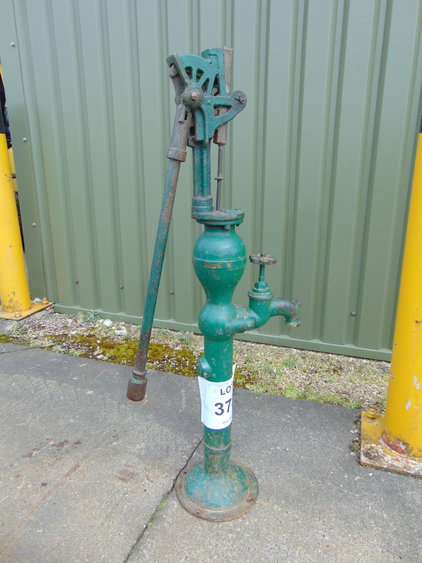 GENUINE ANTIQUE FULL SIZE CAST IRON WATER PUMP - Image 2 of 5