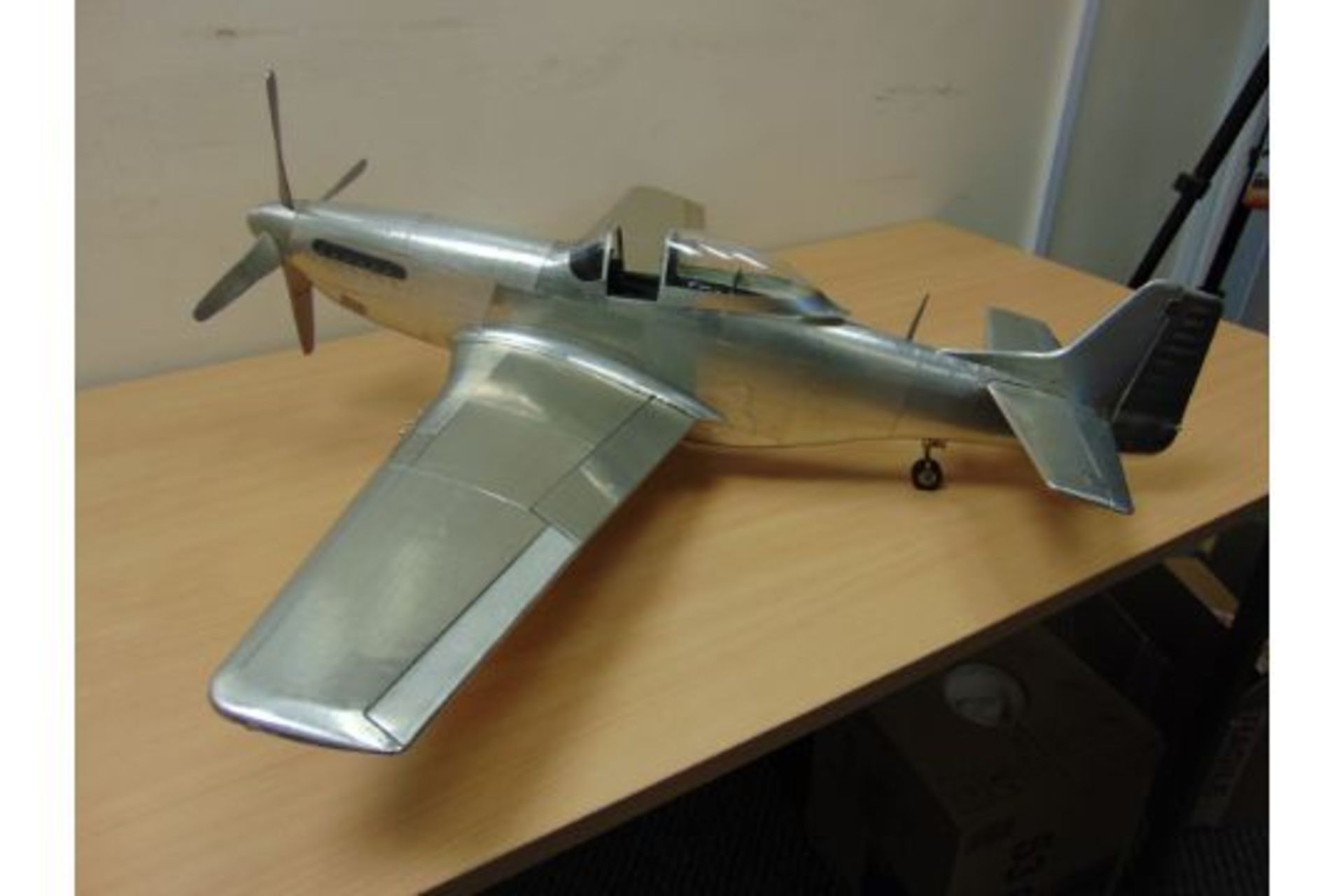 SUPERB Detailed Scale MODEL OF WW 2 P51 MUSTANG in Polished Aluminium with Retactable Undercariage.