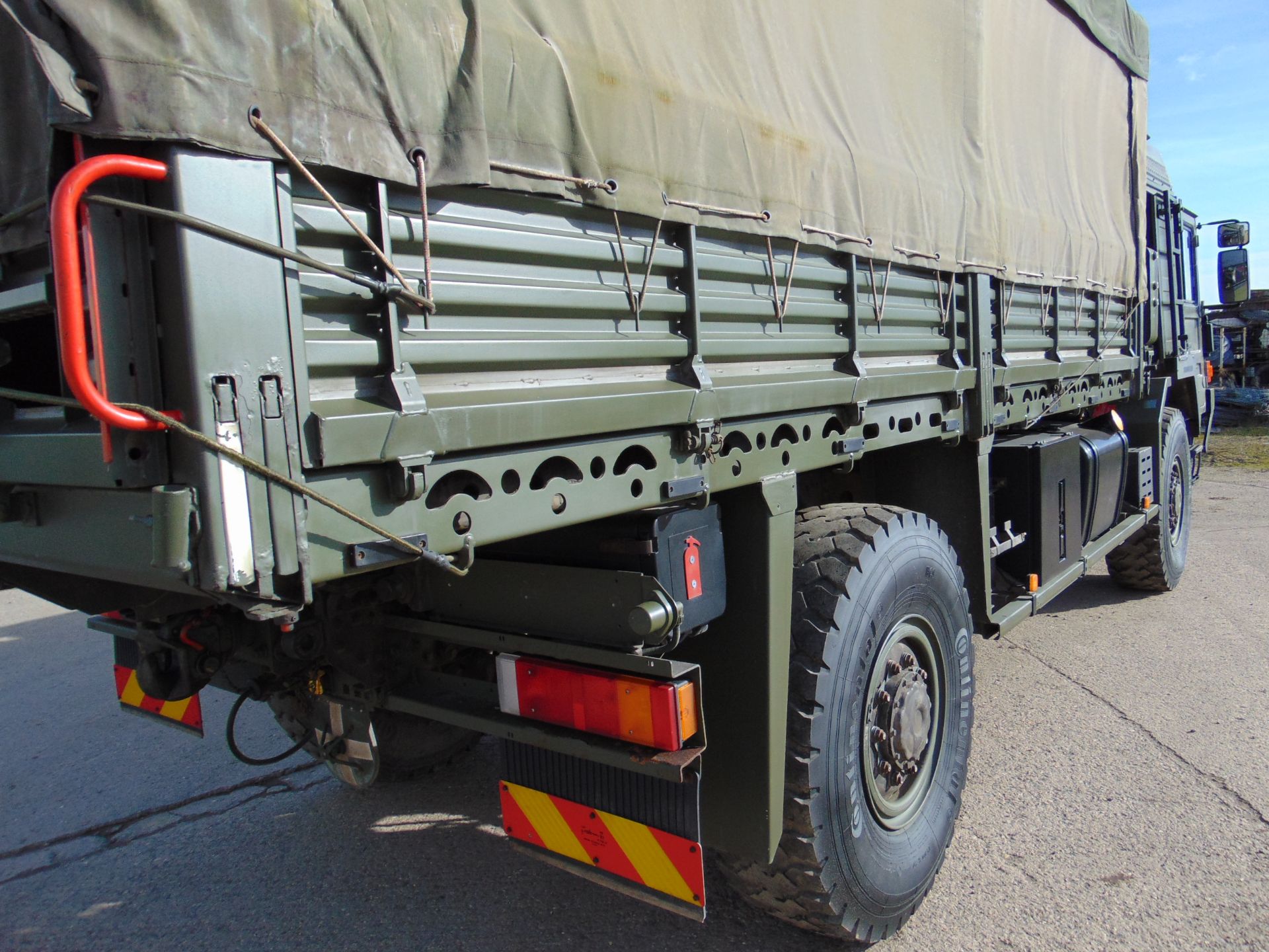 MAN 4X4 HX60 18.330 FLAT BED CARGO TRUCK ONLY 62,493 km! - Image 8 of 27