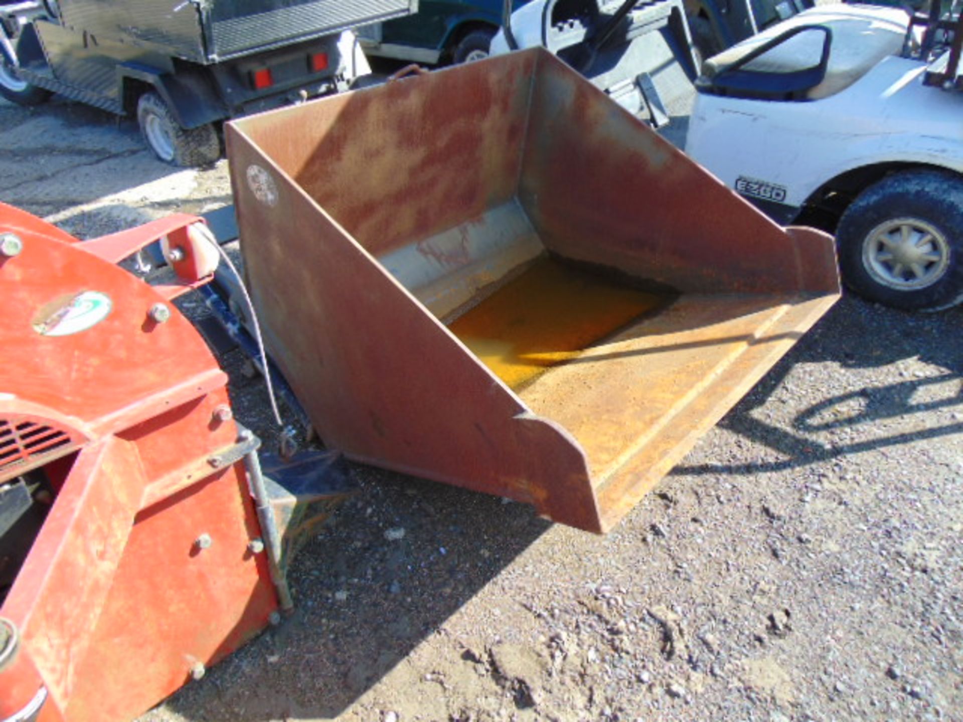 FORKLIFT MOUNTED LOADER BUCKED C/W BACKPLATE AND RAMS