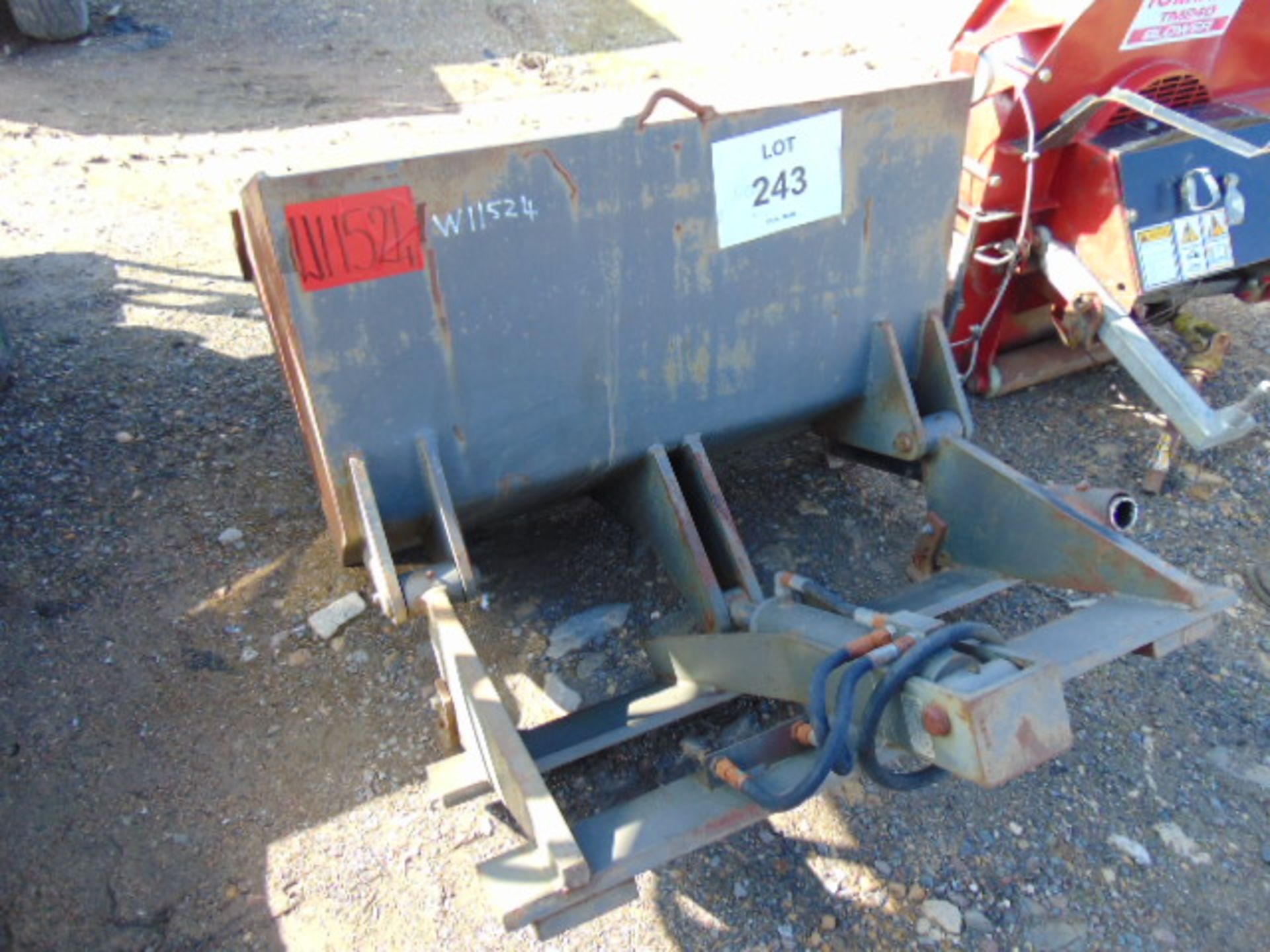 FORKLIFT MOUNTED LOADER BUCKED C/W BACKPLATE AND RAMS - Image 4 of 5