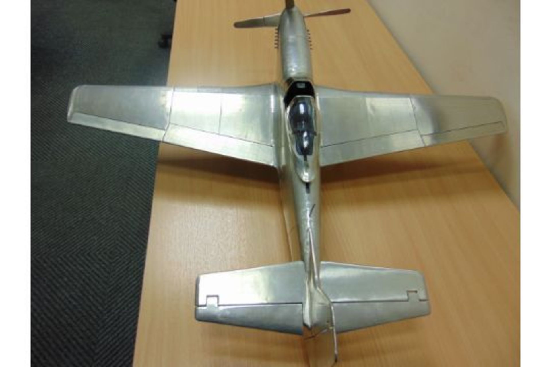 SUPERB Detailed Scale MODEL OF WW 2 P51 MUSTANG in Polished Aluminium with Retactable Undercariage. - Image 5 of 7