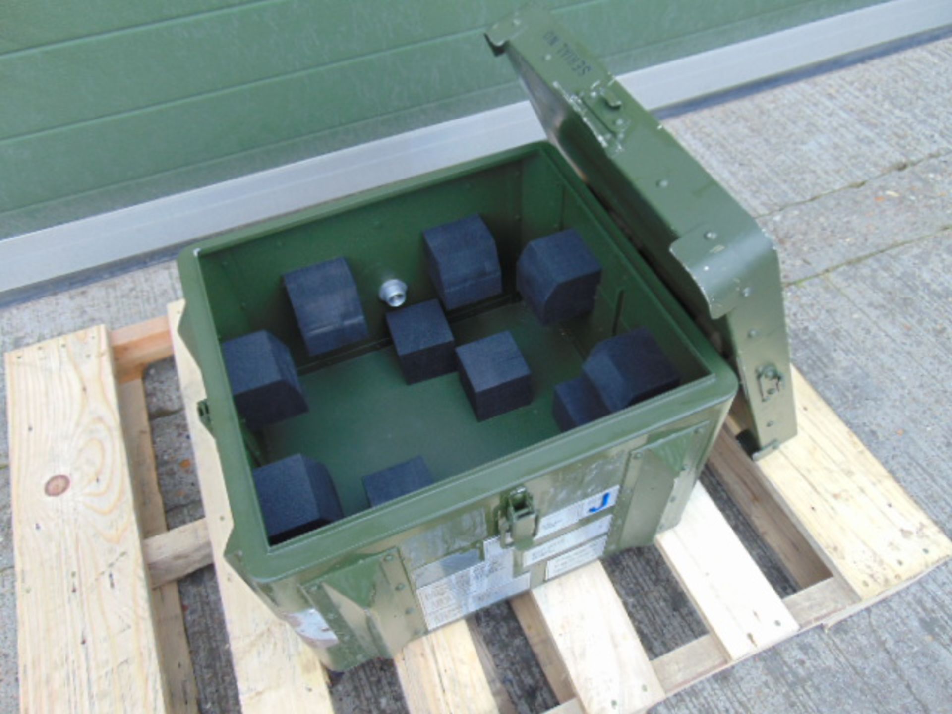 Heavy Duty Aluminium Waterproof Secure Storage Box as shown - Image 4 of 6