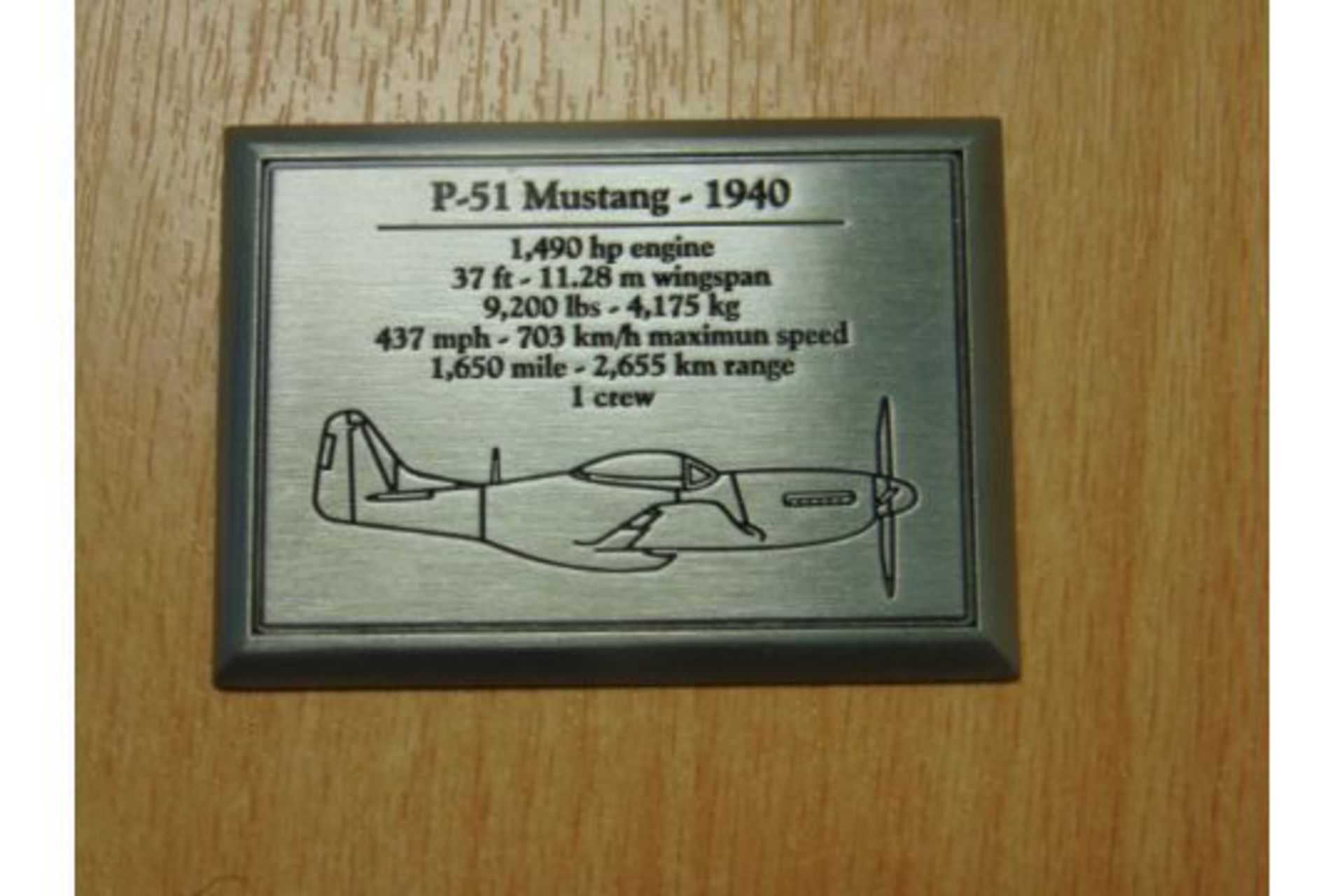 SUPERB Detailed Scale MODEL OF WW 2 P51 MUSTANG in Polished Aluminium with Retactable Undercariage. - Image 7 of 7