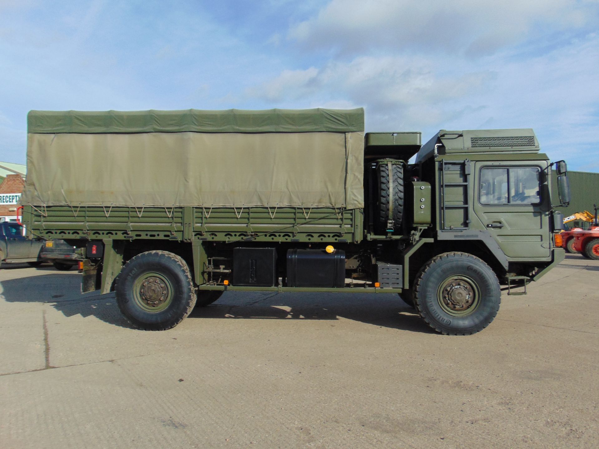 MAN 4X4 HX60 18.330 FLAT BED CARGO TRUCK ONLY 62,493 km! - Image 7 of 27