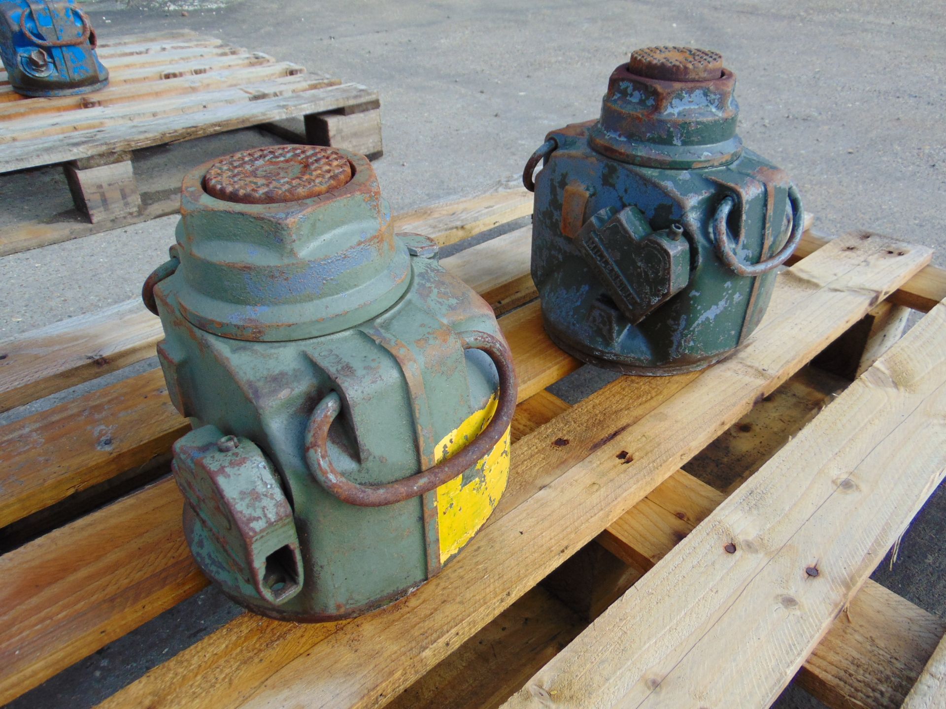 Q 2 x Lake & Elliot M35 Mastiff 35 Tonne Hydraulic Jacks