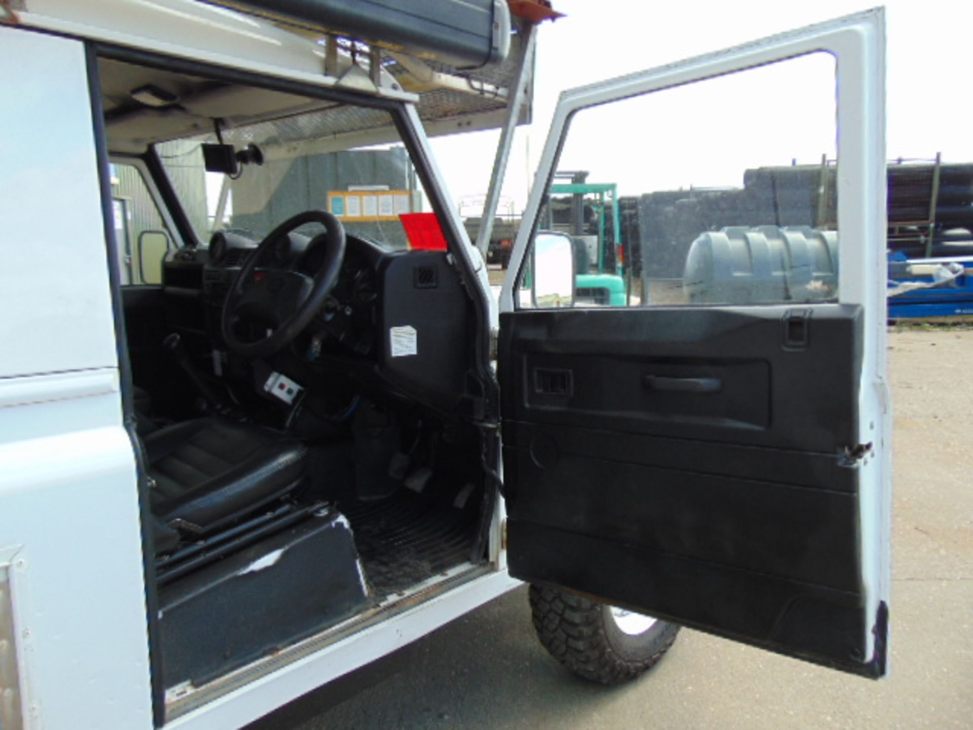 2011 Land Rover Defender 110 Puma hardtop 4x4 Utility vehicle (mobile workshop) - Image 28 of 45