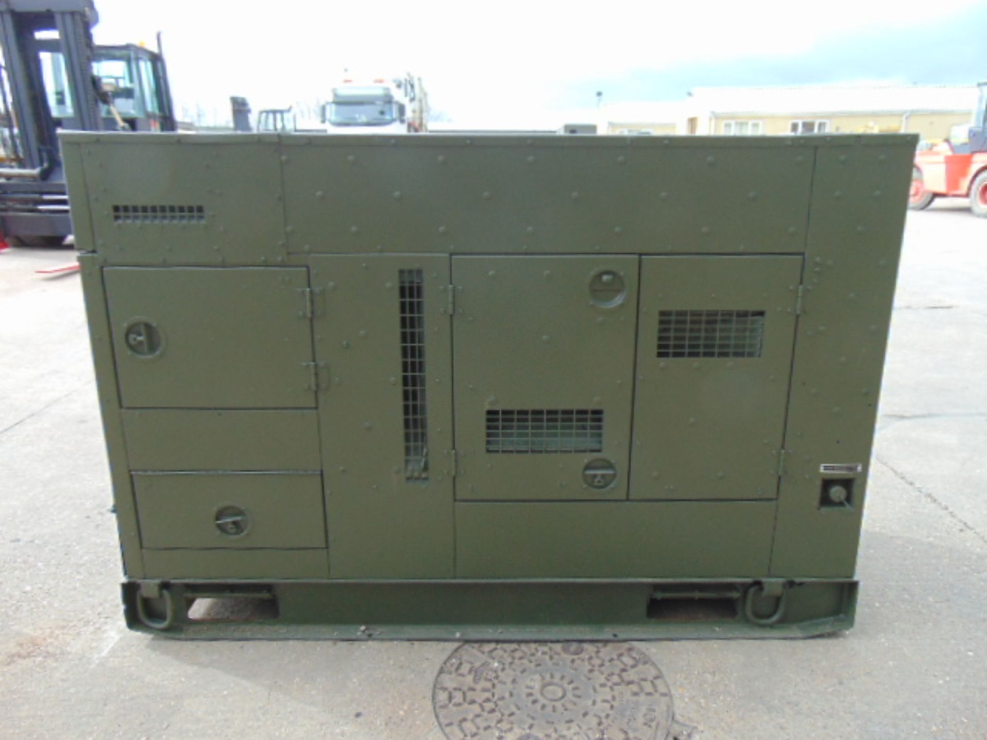 MEP-806B John Deere Diesel Powered 3 phase 75KVA 60KW-50/60HZ Generator ONLY 2 HOURS! - Image 4 of 18