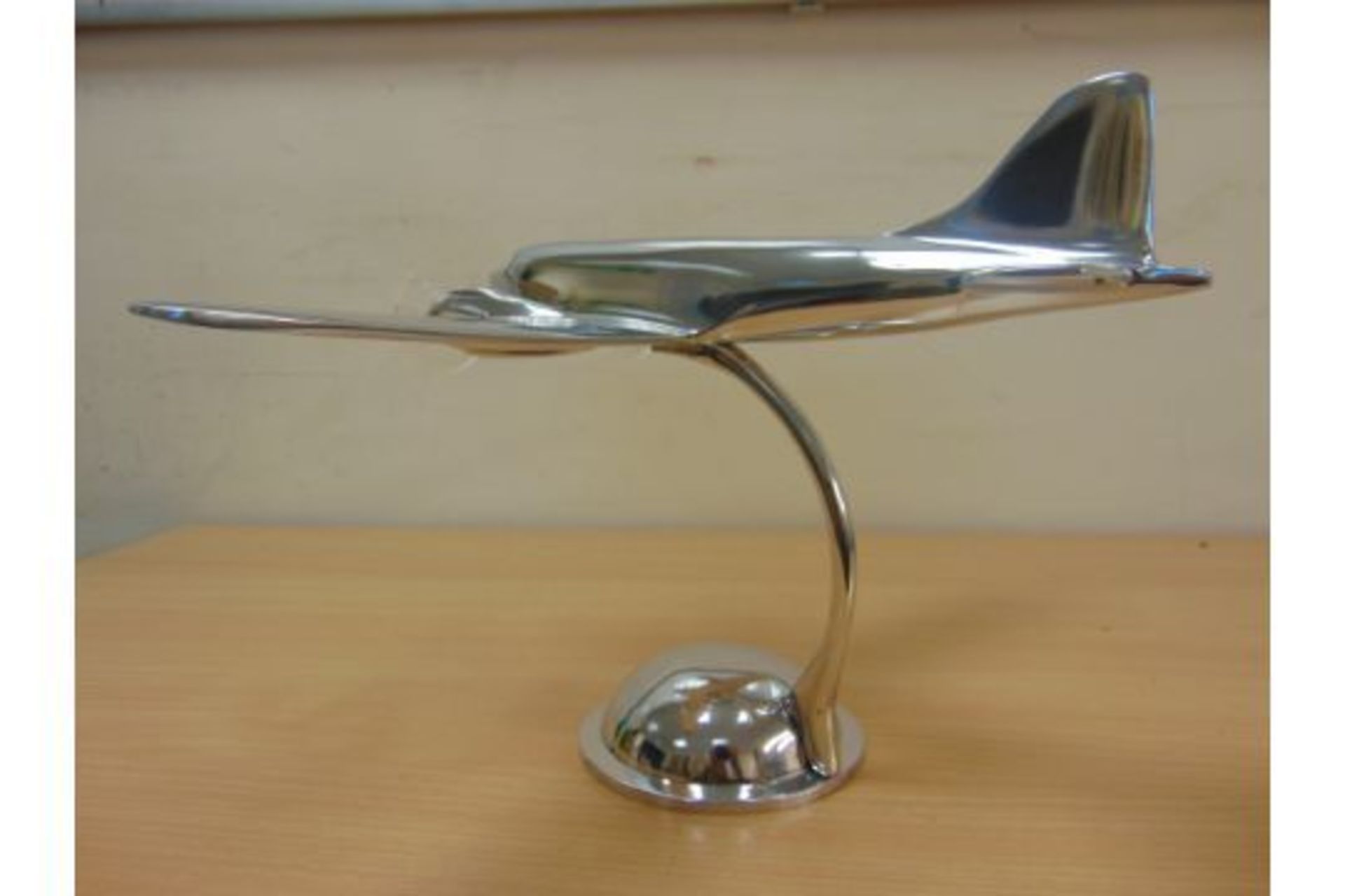 LOVELY POLISHED ALUMINIUM WW2 DAKOTA DESK TOP MODEL - Image 2 of 10