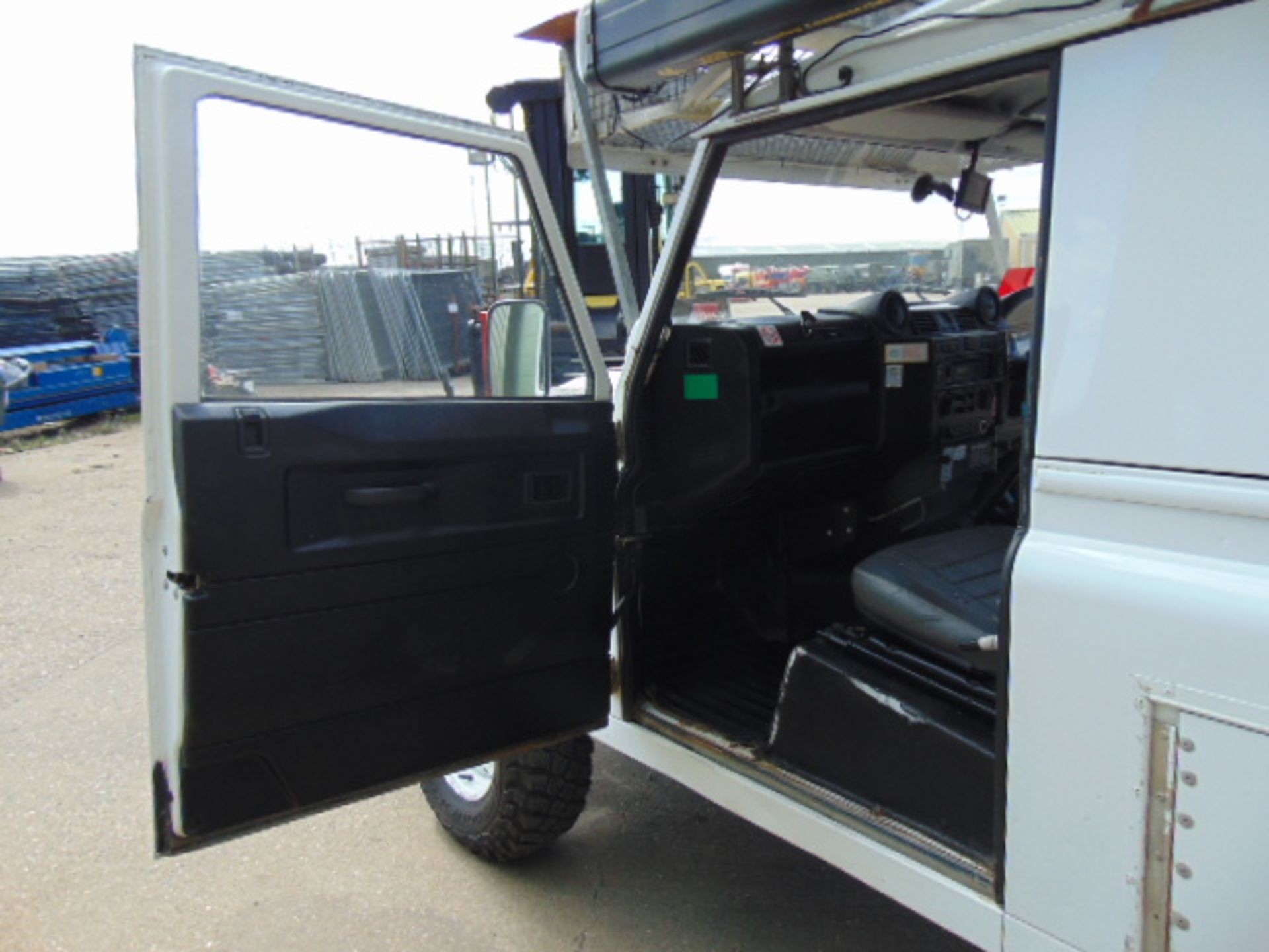 2011 Land Rover Defender 110 Puma hardtop 4x4 Utility vehicle (mobile workshop) - Image 26 of 45