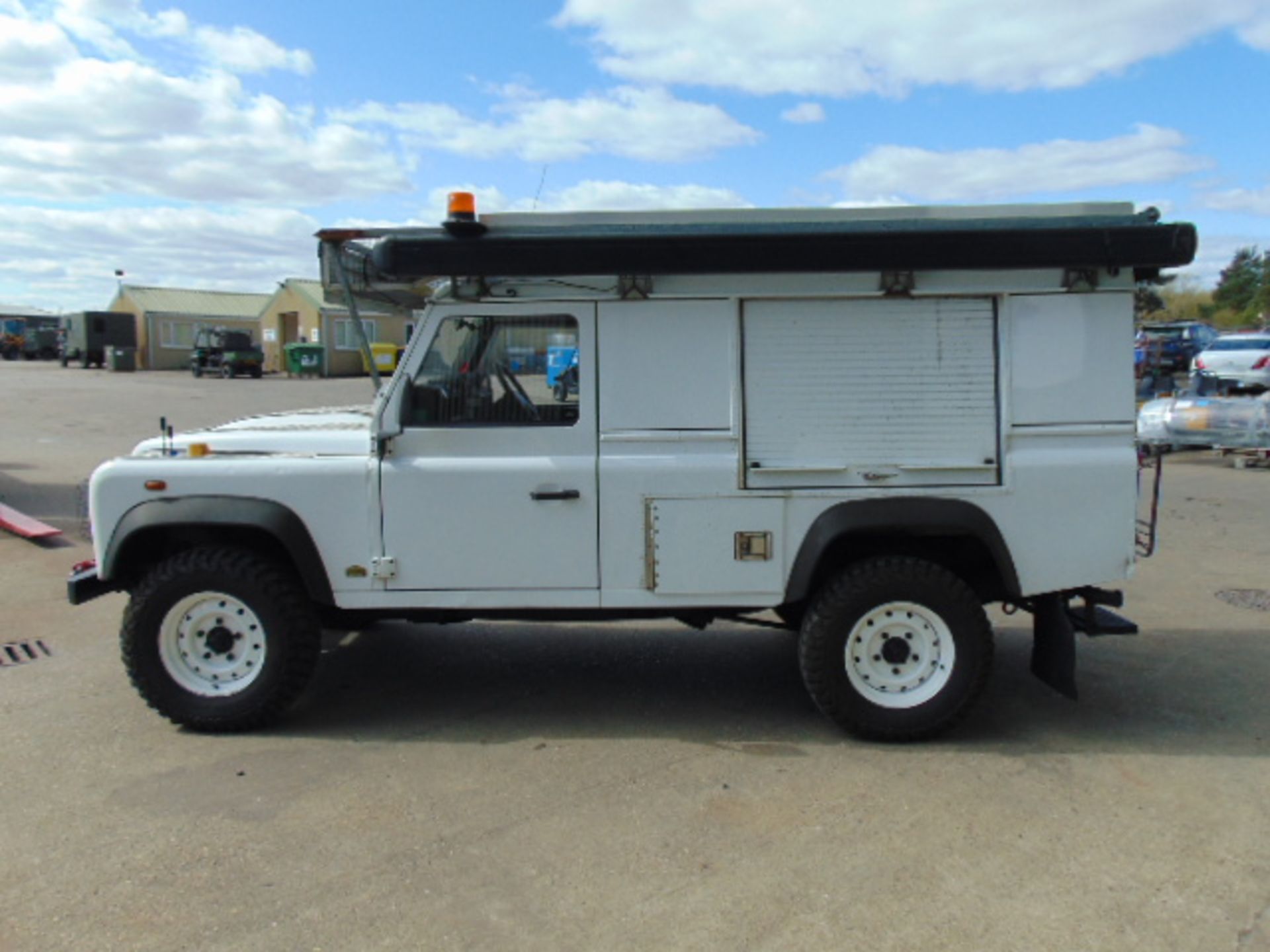 2011 Land Rover Defender 110 Puma hardtop 4x4 Utility vehicle (mobile workshop) - Image 4 of 45