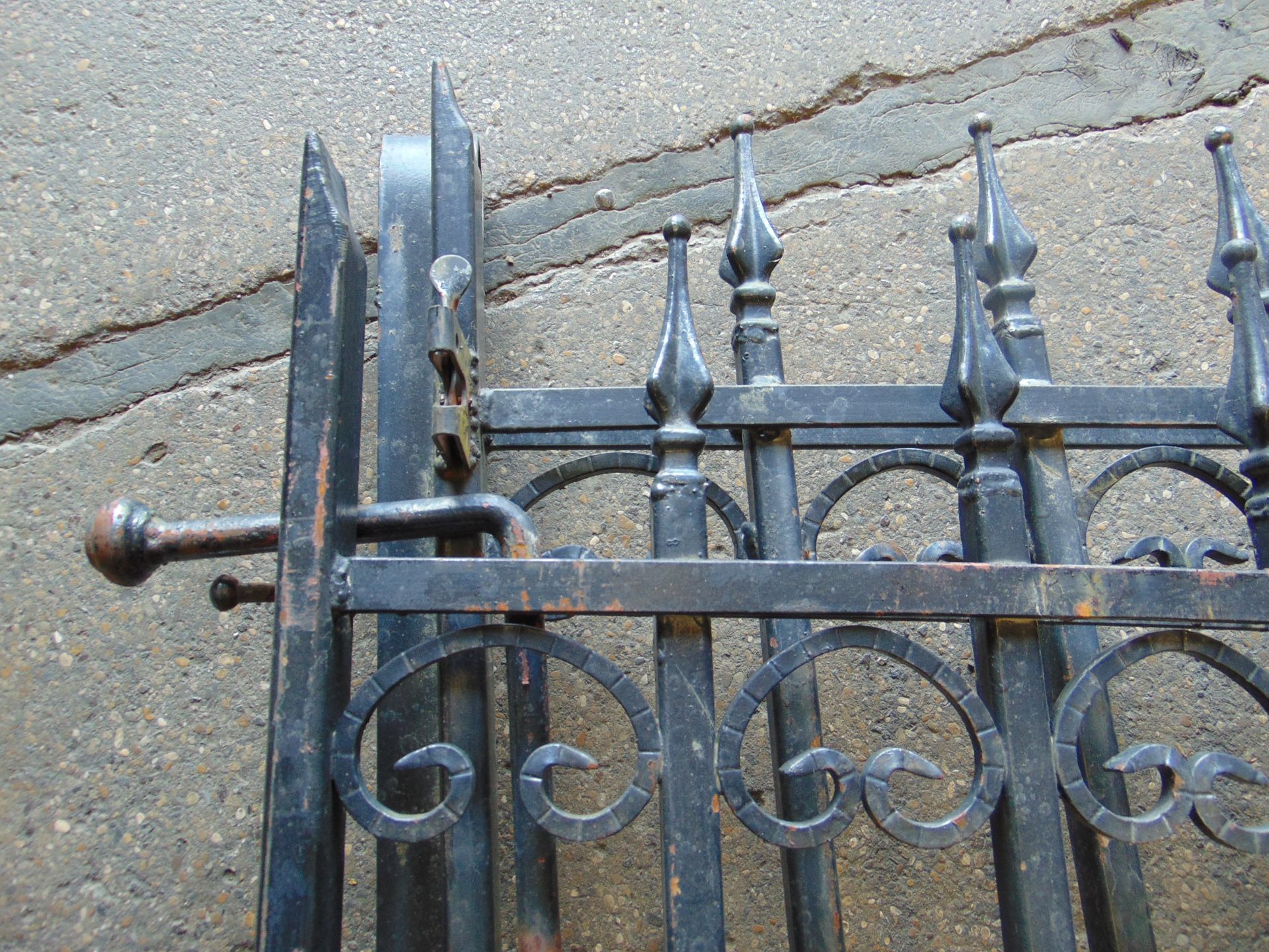 1 PAIR OF 6 FT WROUGHT IRON GATES (12 FT OPENING) + 3 FT SIDE GATE - Image 4 of 5