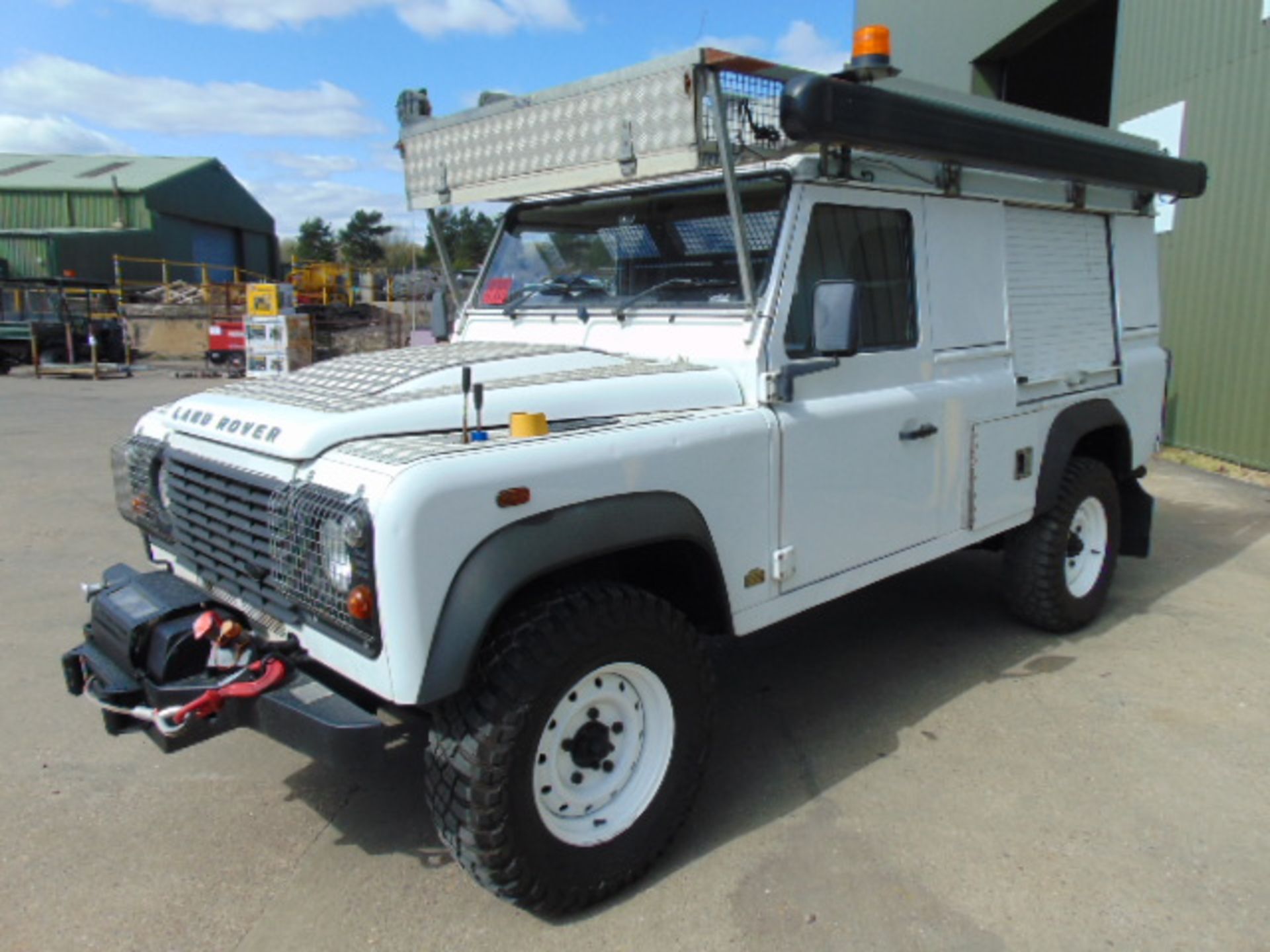 2011 Land Rover Defender 110 Puma hardtop 4x4 Utility vehicle (mobile workshop) - Image 3 of 45