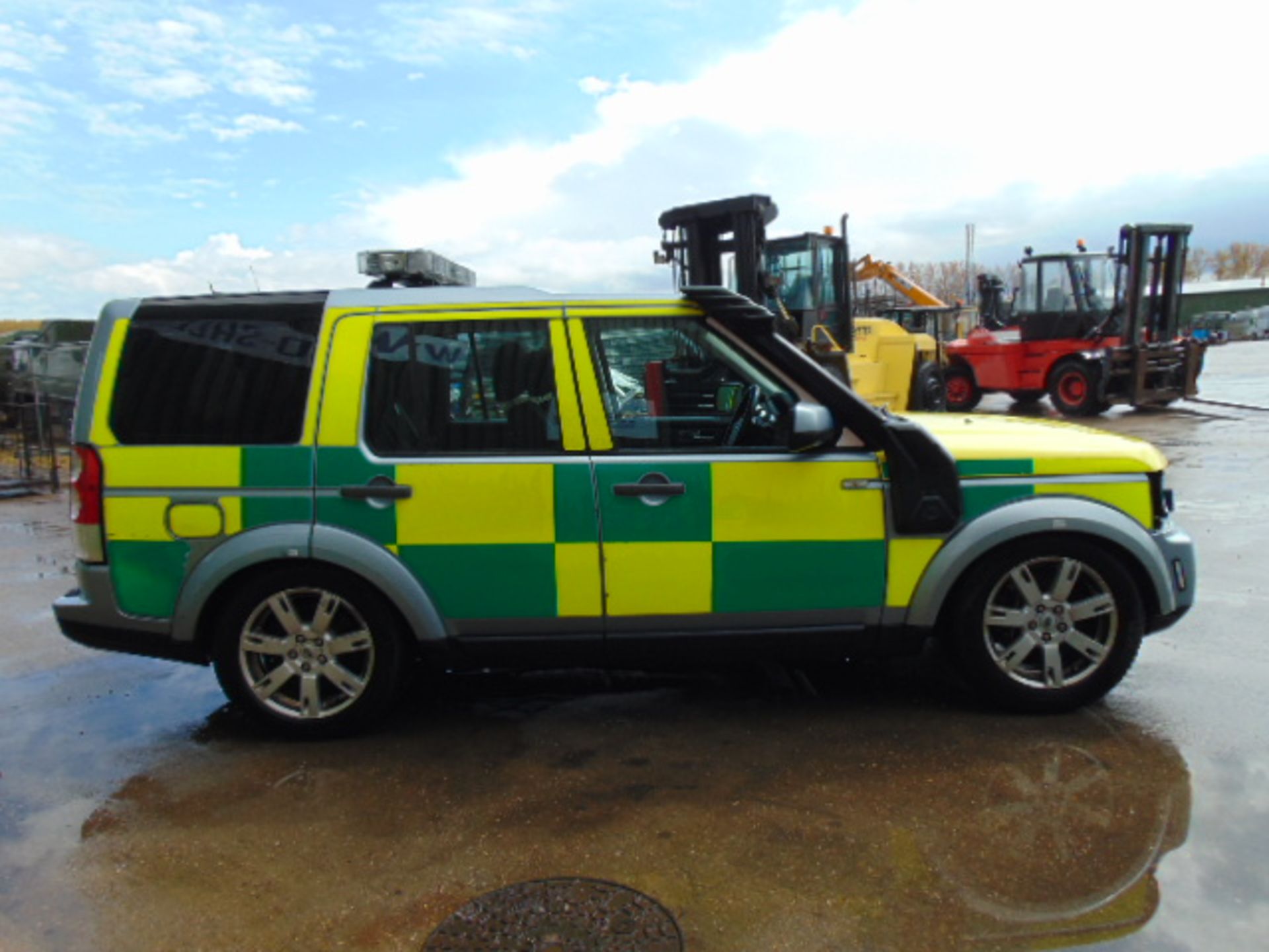 1 Owner 2011 Land Rover Discovery 4 SDV6 GS 5d 6 Speed Auto - Image 4 of 25