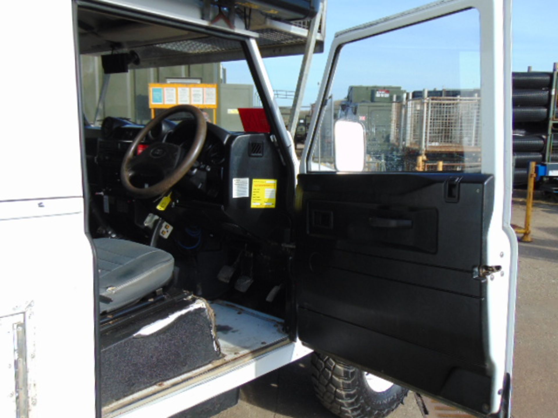 2011 Land Rover Defender 110 Puma hardtop 4x4 Utility vehicle (mobile workshop) - Image 24 of 36