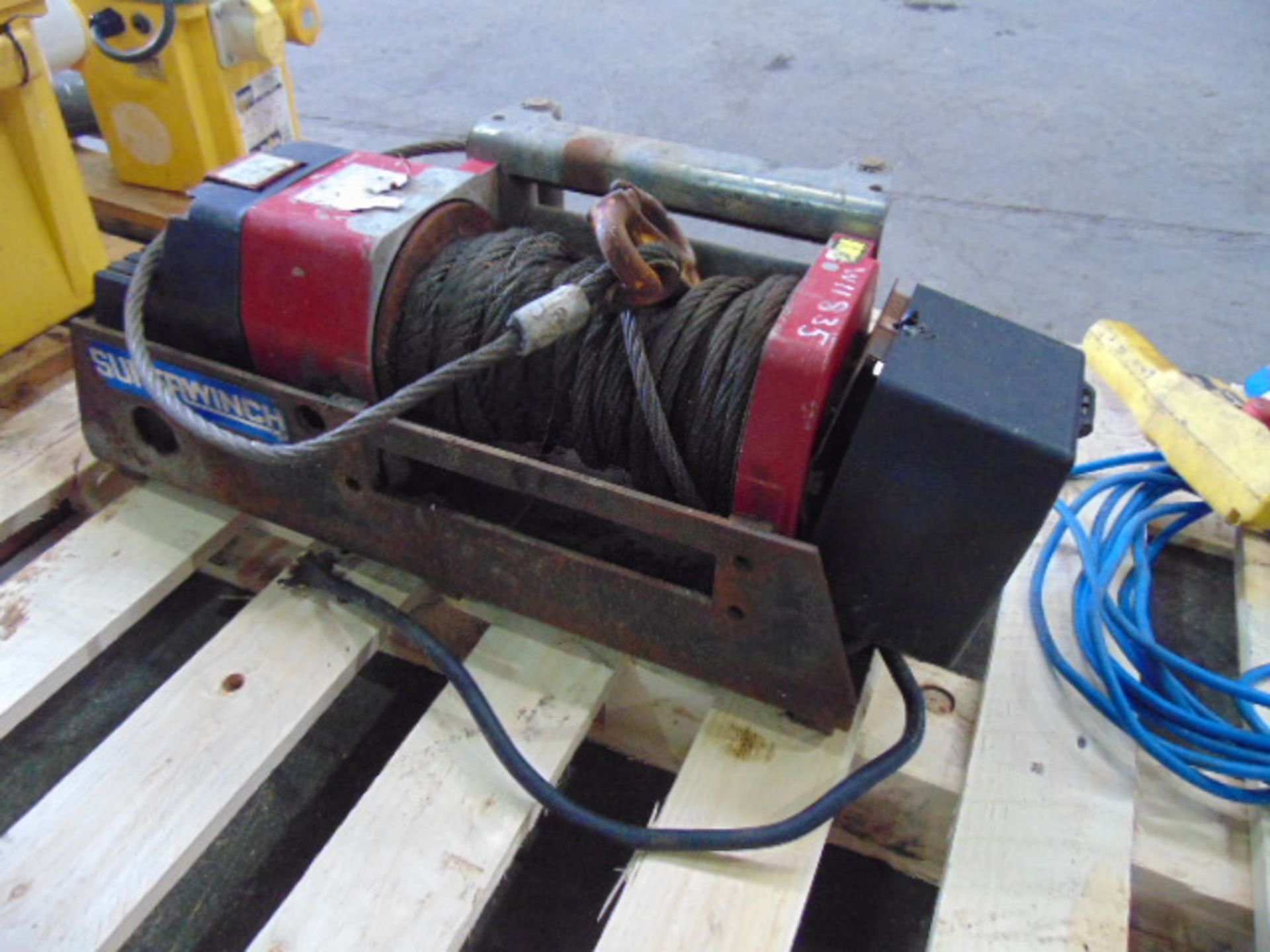 Superwinch Electric Recovery Winch - Image 4 of 5