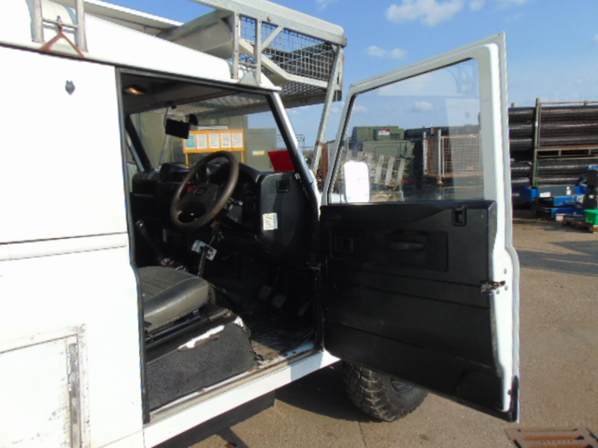 2011 Land Rover Defender 110 Puma hardtop 4x4 Utility vehicle (mobile workshop) - Image 20 of 34