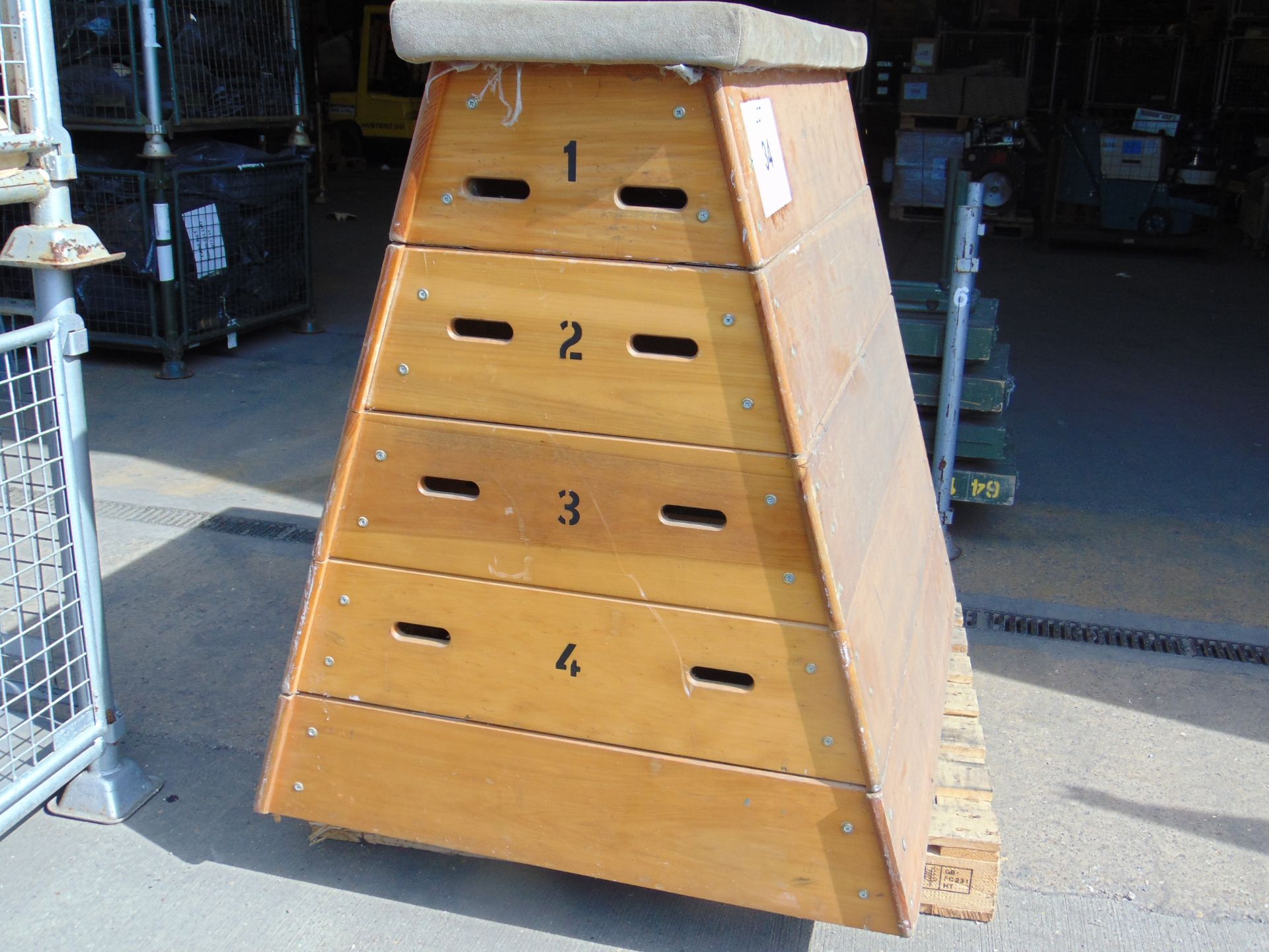 VINTAGE BRITISH ARMY GYM EQUIPMENT WOODEN VAULTING HORSE - Image 2 of 4