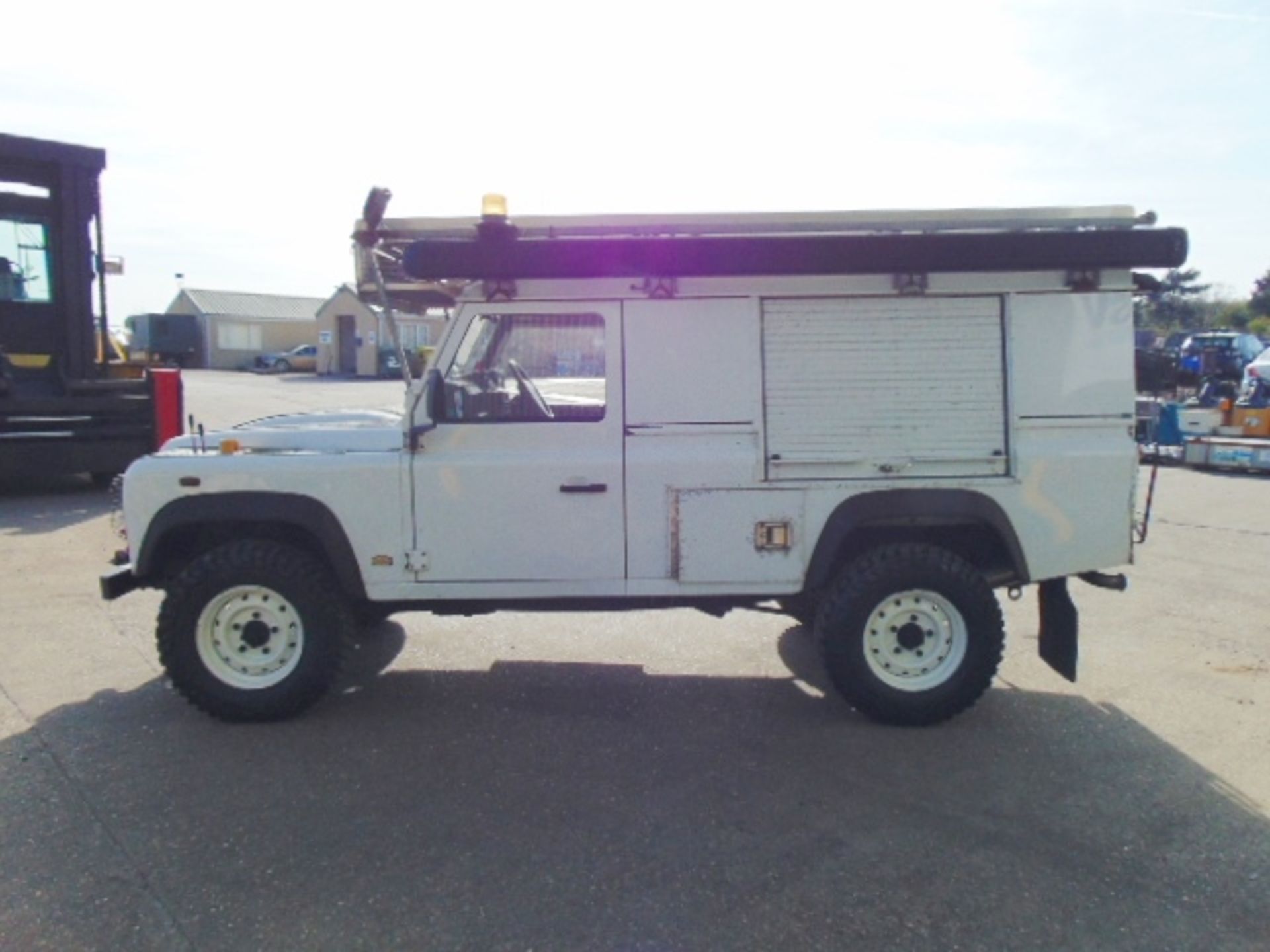 2011 Land Rover Defender 110 Puma hardtop 4x4 Utility vehicle (mobile workshop) - Image 4 of 36