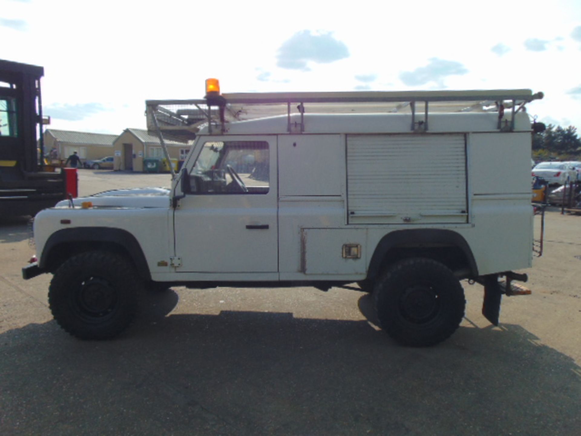 2011 Land Rover Defender 110 Puma hardtop 4x4 Utility vehicle (mobile workshop) - Image 4 of 34