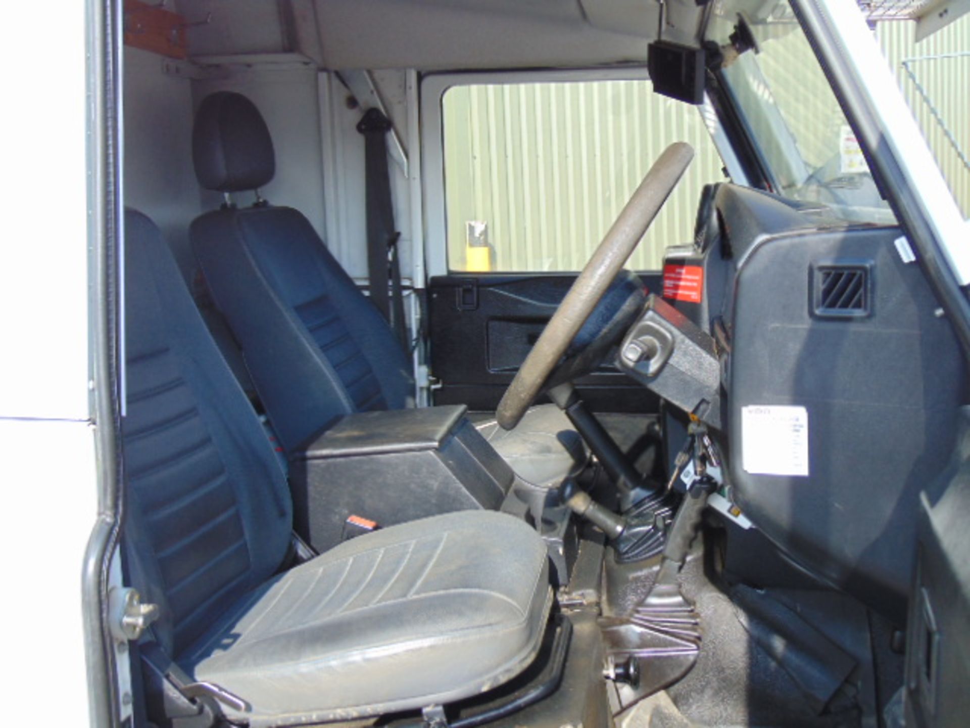 2011 Land Rover Defender 110 Puma hardtop 4x4 Utility vehicle (mobile workshop) - Image 21 of 34