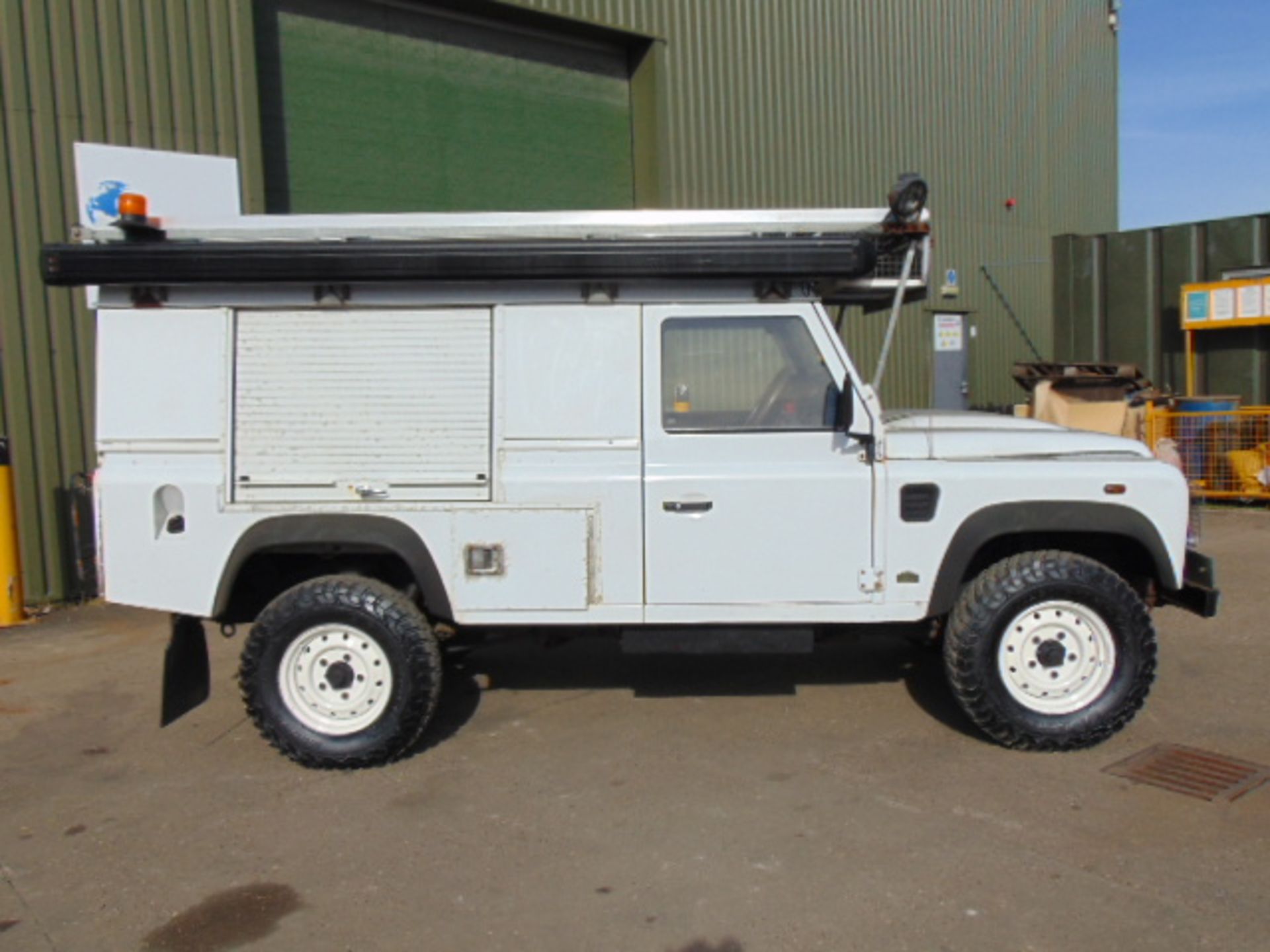 2011 Land Rover Defender 110 Puma hardtop 4x4 Utility vehicle (mobile workshop) - Image 5 of 36