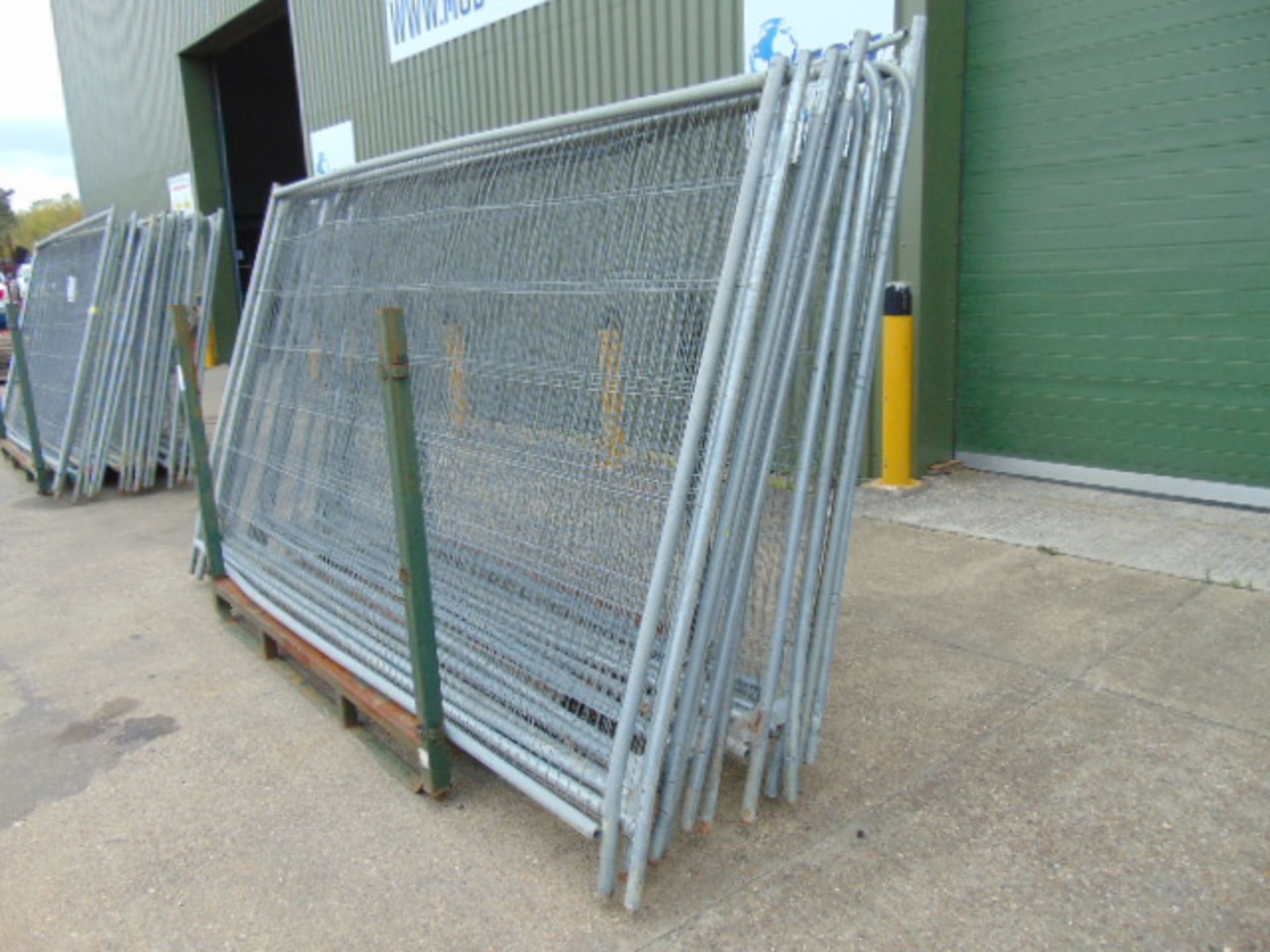 14 x Heras Style Fencing Panels 3.5m x 2m galvanized c/w with feet - Bild 2 aus 3