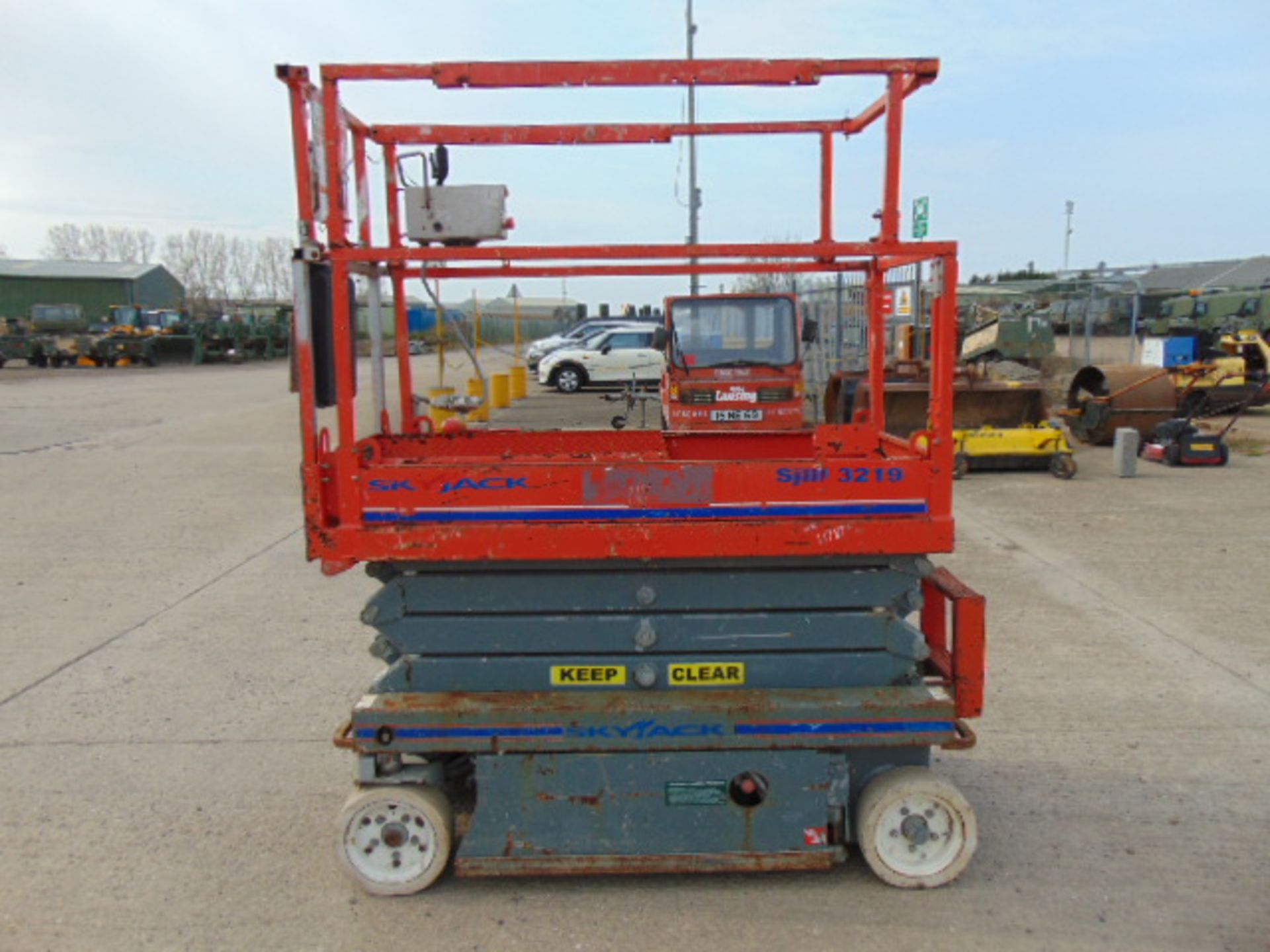 SKYJACK SJIII 3219 Electric Scissor Lift Access Platform ONLY 216 Hours!