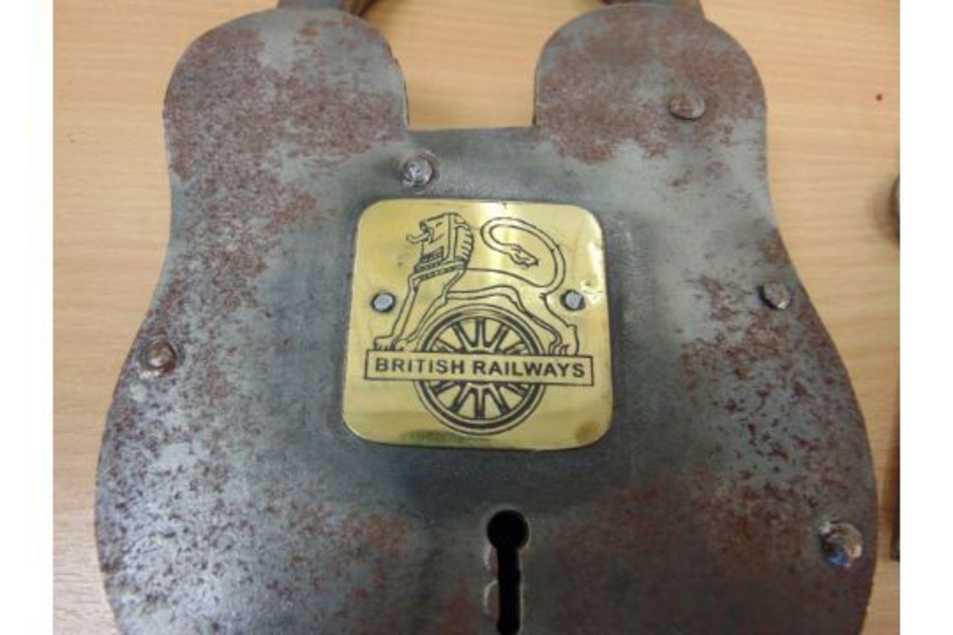 LARGE ANTIQUE BRITISH RAILWAY STEEL PADLOCK WITH 2 KEYS - Image 4 of 6