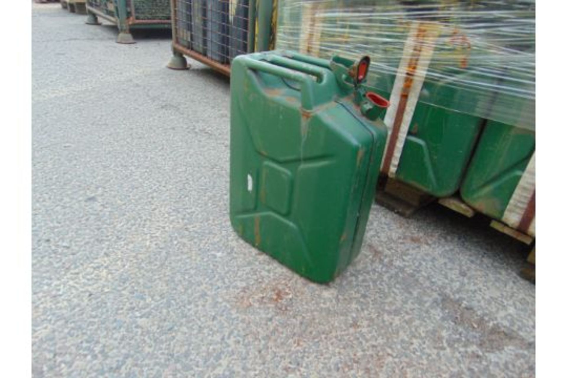 96X UNUSED 5 GALL (20 LITRE) JERRY CANS DIRECT FROM STORAGE - Image 2 of 6