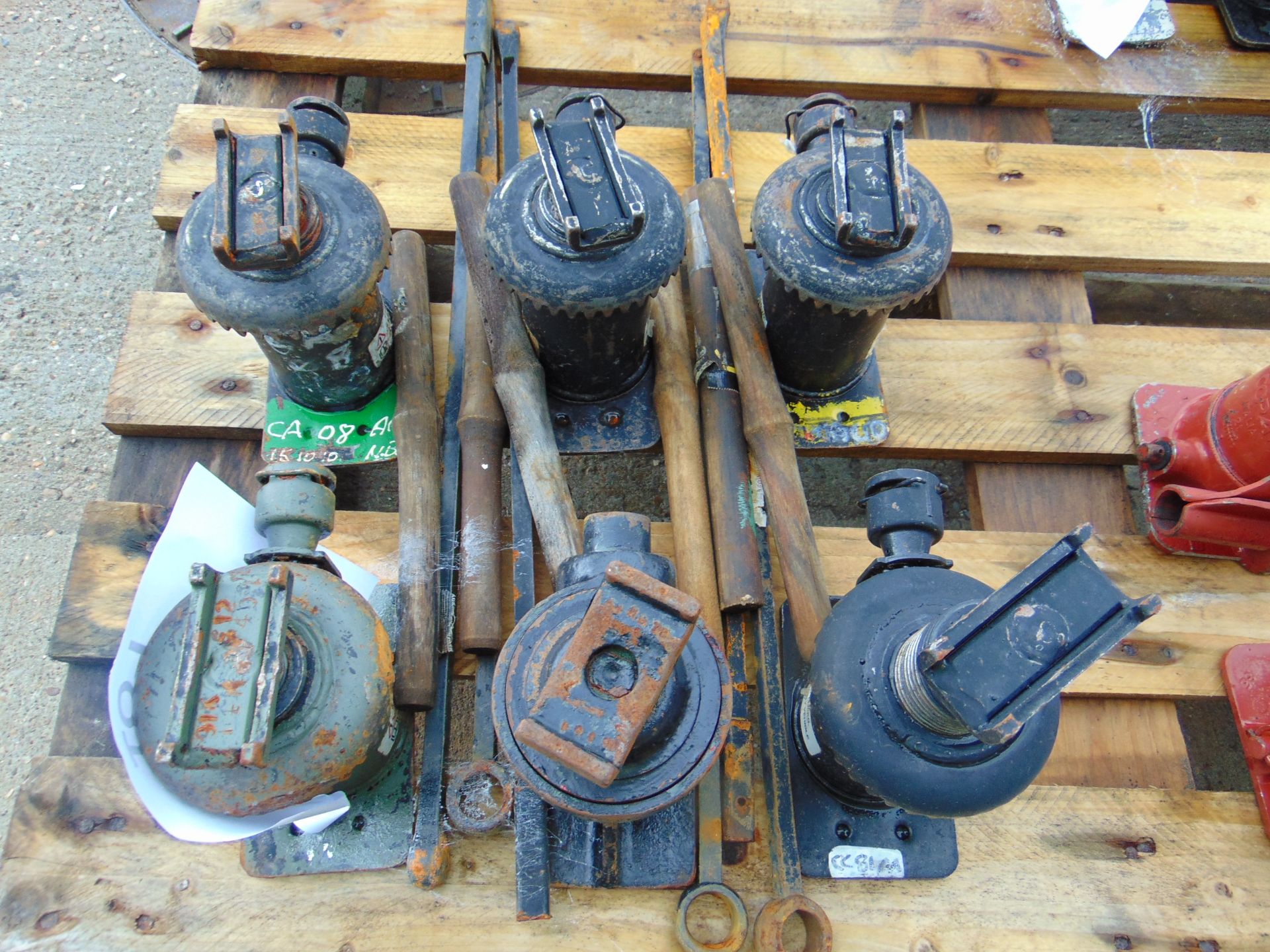 You are bidding for very rare 6x genuine series Land Rover Screw Jacks ...
