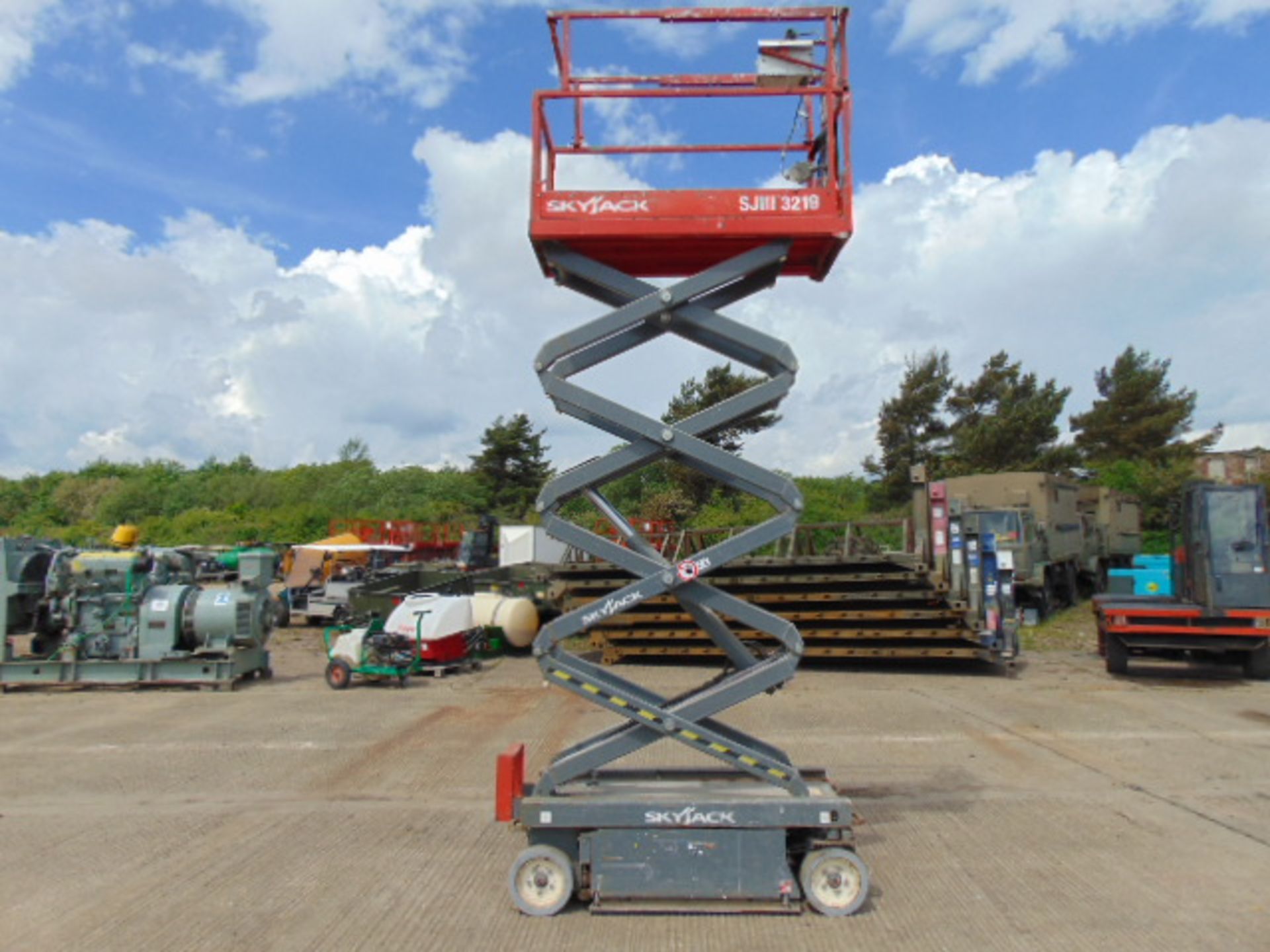 SKYJACK SJIII 3219 Electric Scissor Lift Access Platform ONLY 148 Hours!