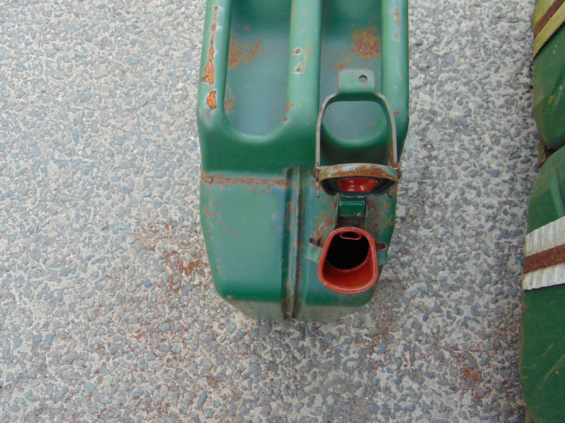 96X UNUSED 5 GALL JERRY CANS DIRECT FROM STORAGE - Image 5 of 7