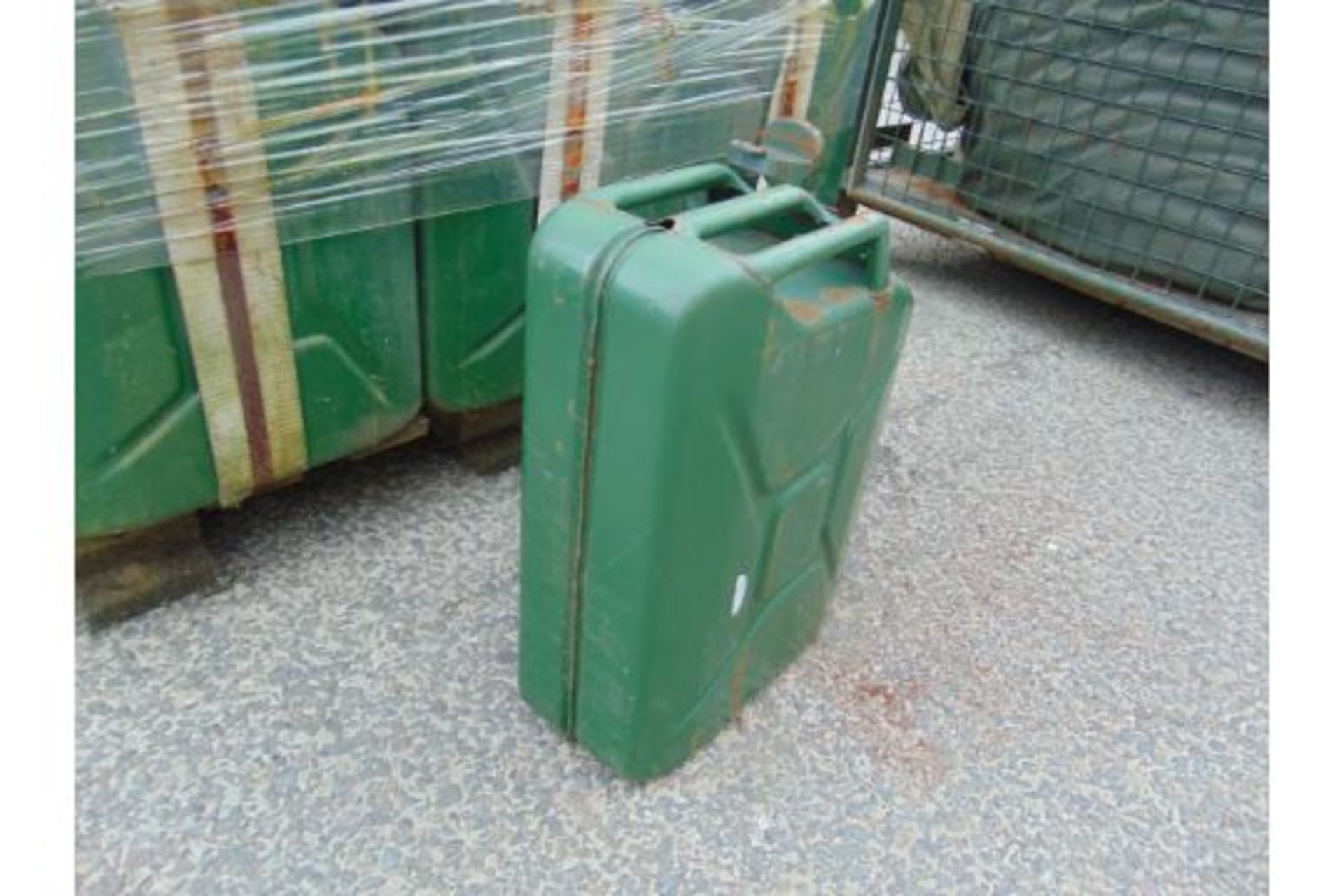 96X UNUSED 5 GALL (20 LITRE) JERRY CANS DIRECT FROM STORAGE - Image 4 of 6