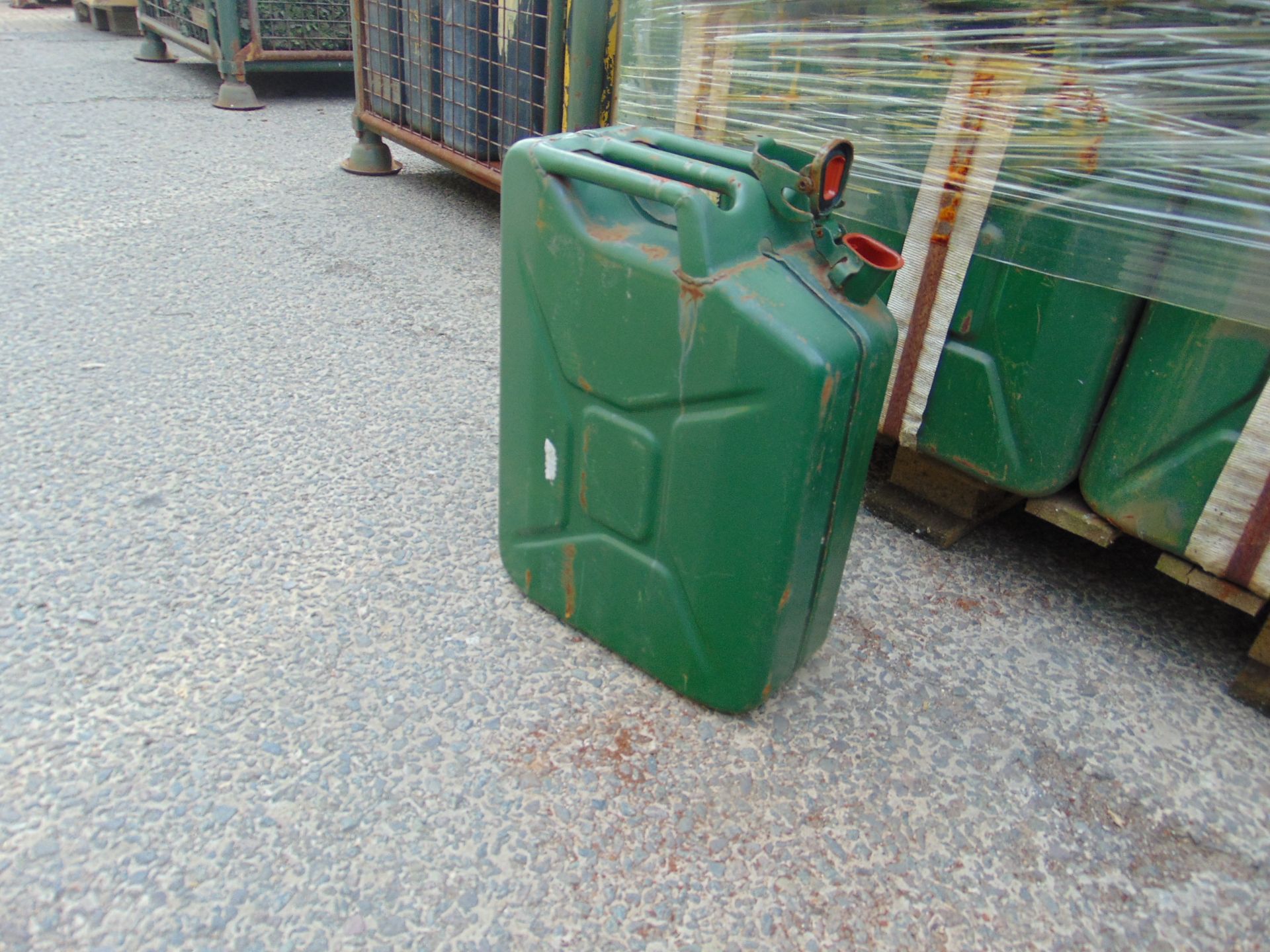 96X UNUSED 5 GALL JERRY CANS DIRECT FROM STORAGE - Image 3 of 7