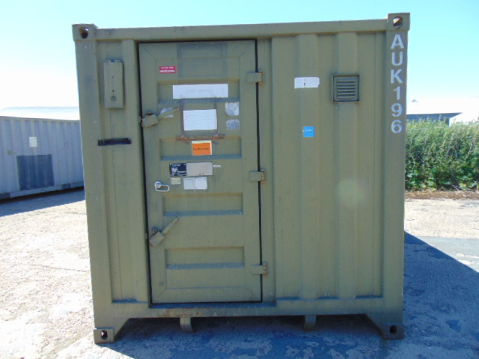 DEMOUNTABLE FRONT LINE ABLUTION UNIT IN 20FT CONTAINER WITH HOOK LOADER - Image 2 of 23