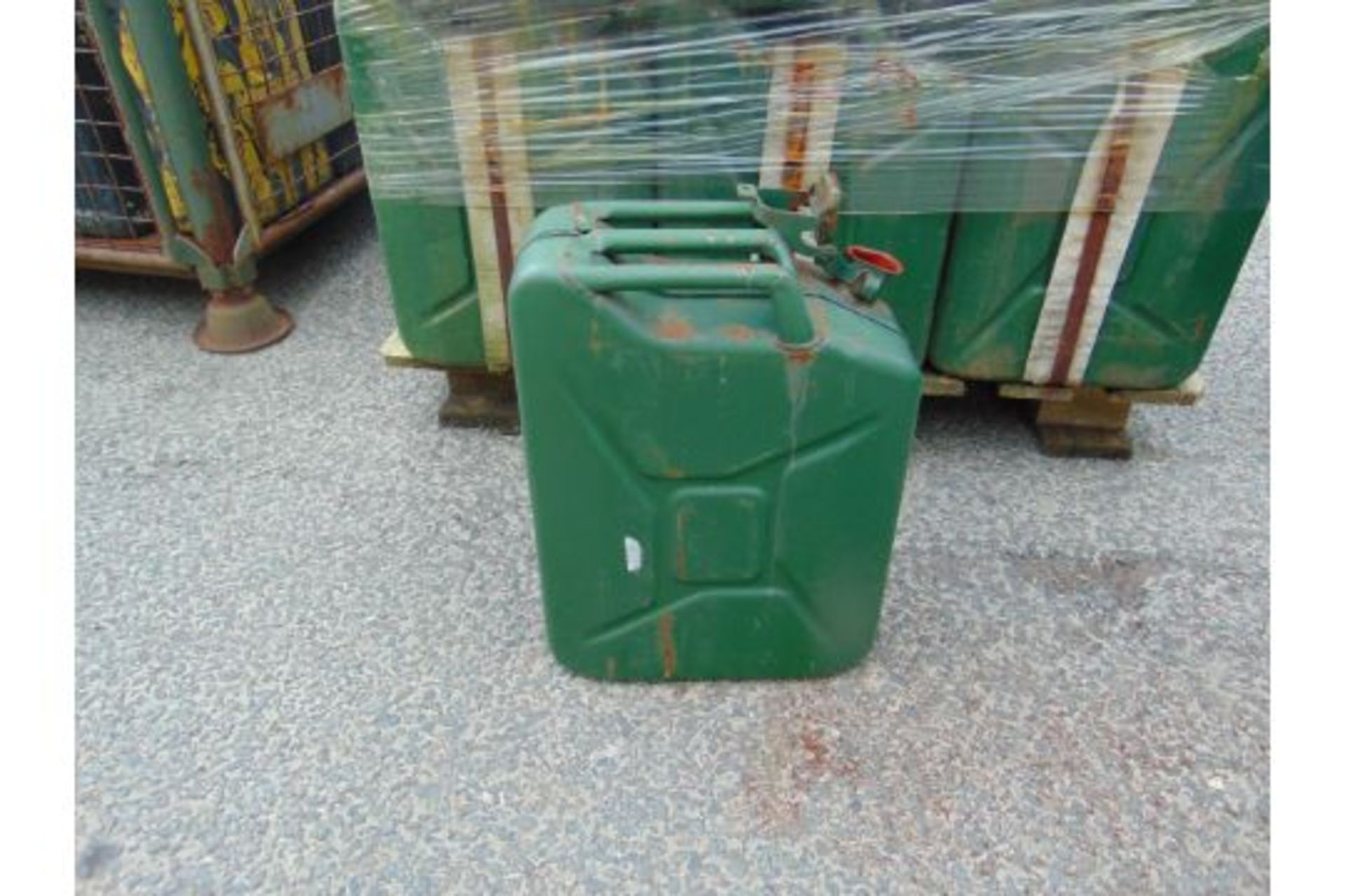 96X UNUSED 5 GALL (20 LITRE) JERRY CANS DIRECT FROM STORAGE - Image 6 of 6