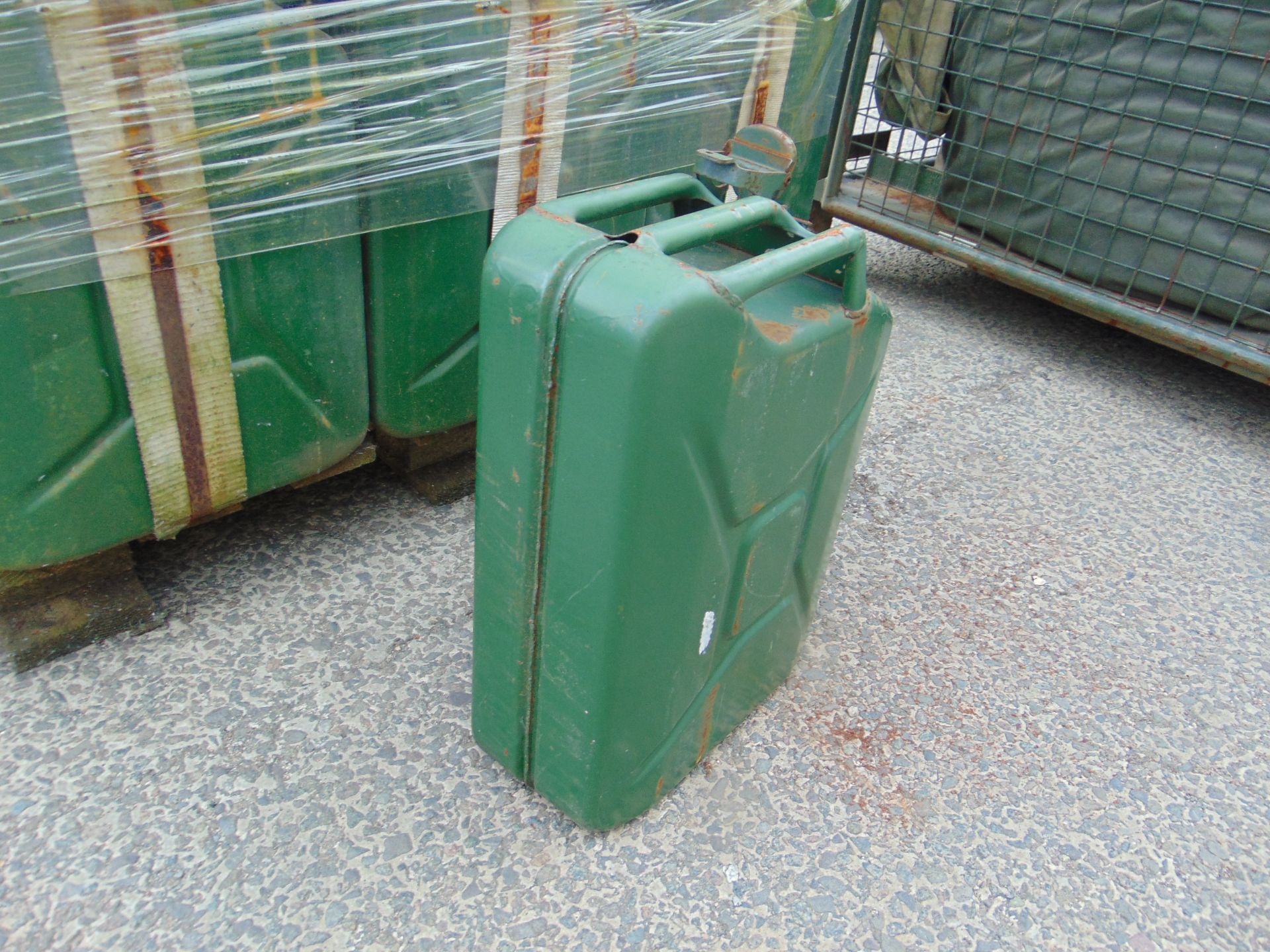 96X UNUSED 5 GALL JERRY CANS DIRECT FROM STORAGE - Image 2 of 7