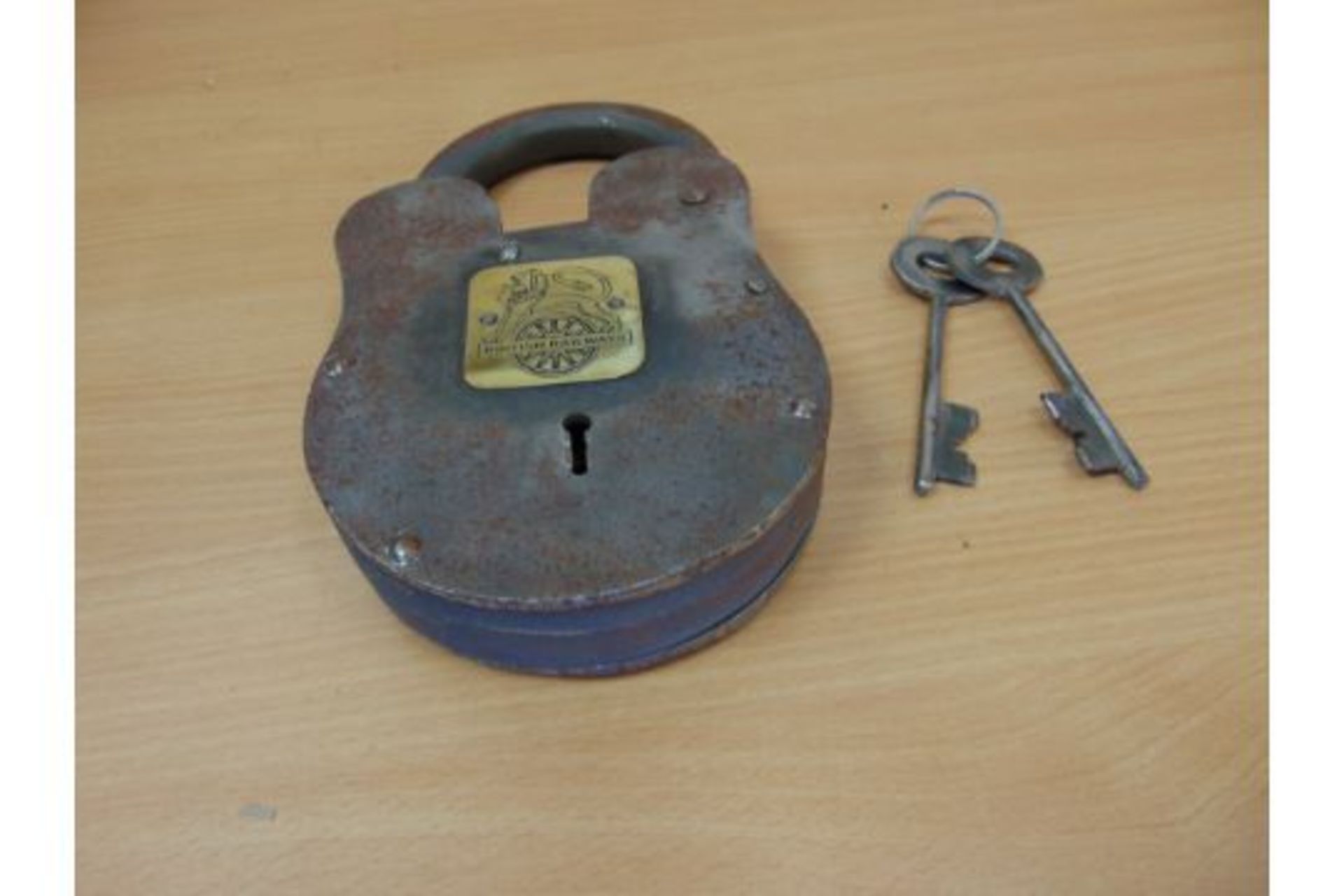 LARGE ANTIQUE BRITISH RAILWAY STEEL PADLOCK WITH 2 KEYS - Image 2 of 6