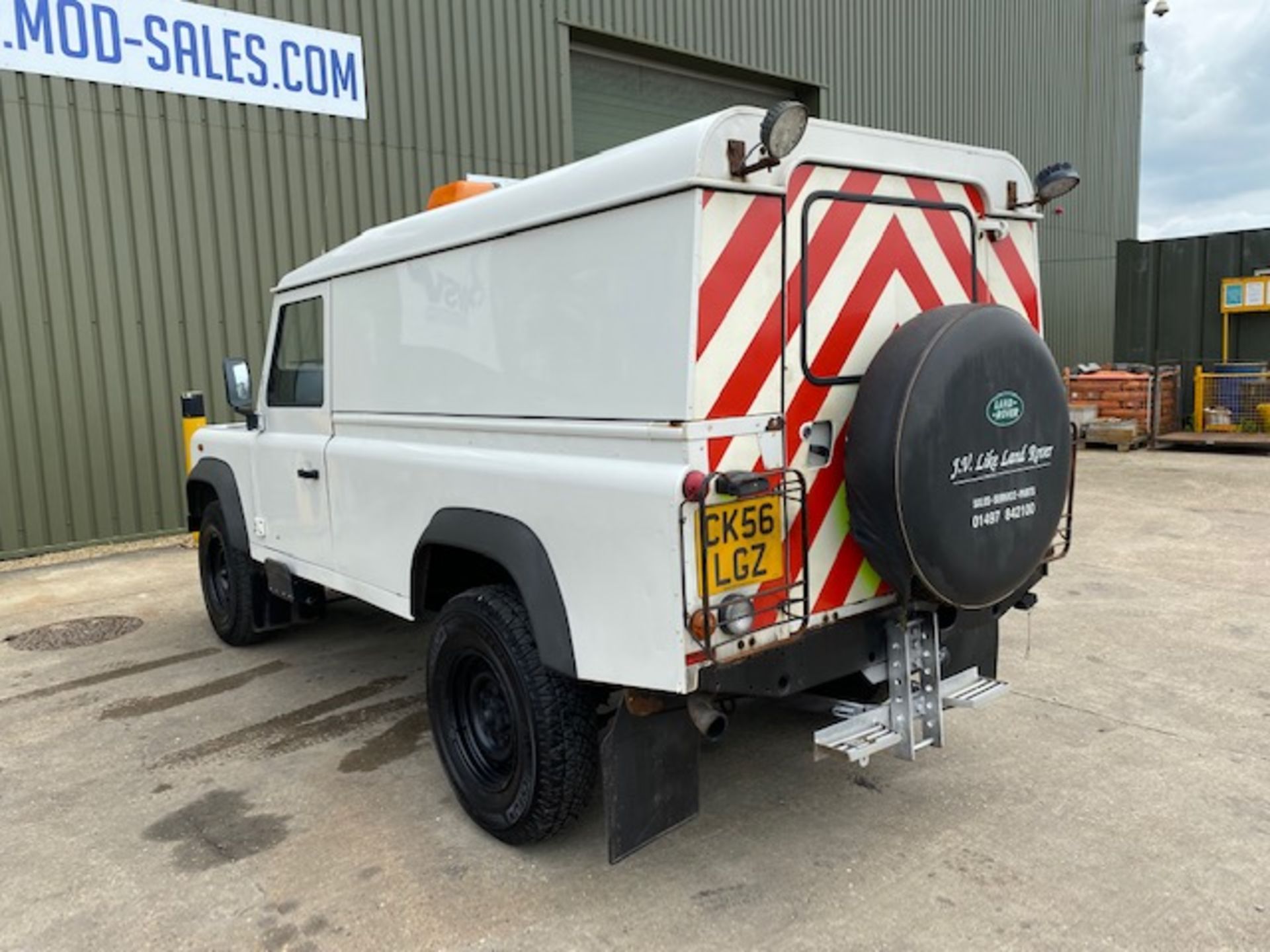 LAND ROVER DEFENDER 110 TD5 HARDTOP FITTED WINCH, SNORKEL AND WORKSHOP INTERIOR - Image 17 of 53