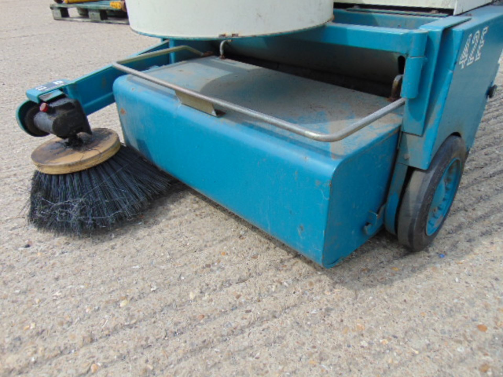 Tennant 42E Walk Behind Electric Sweeper - Image 5 of 7