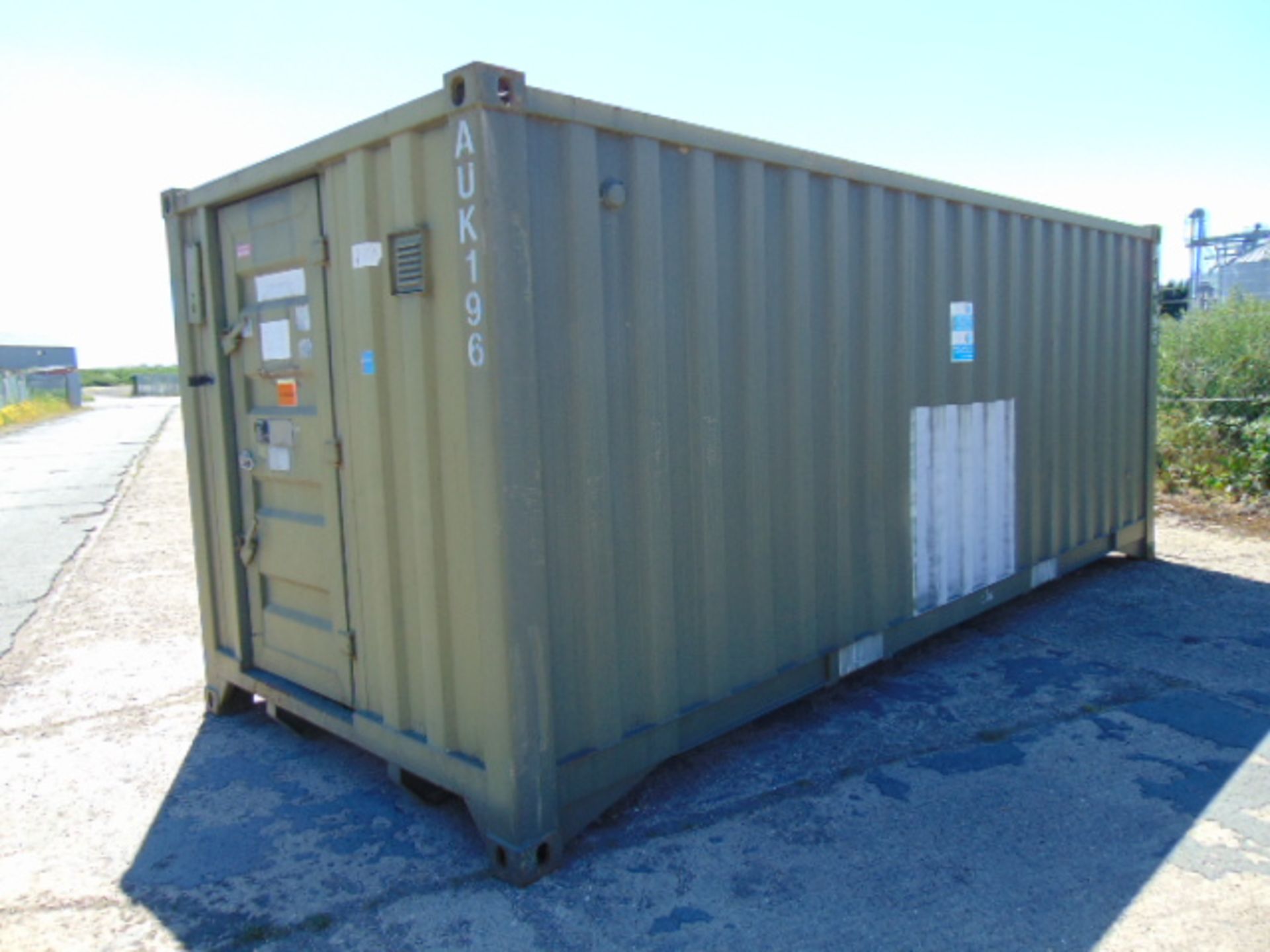 DEMOUNTABLE FRONT LINE ABLUTION UNIT IN 20FT CONTAINER WITH HOOK LOADER - Image 3 of 23