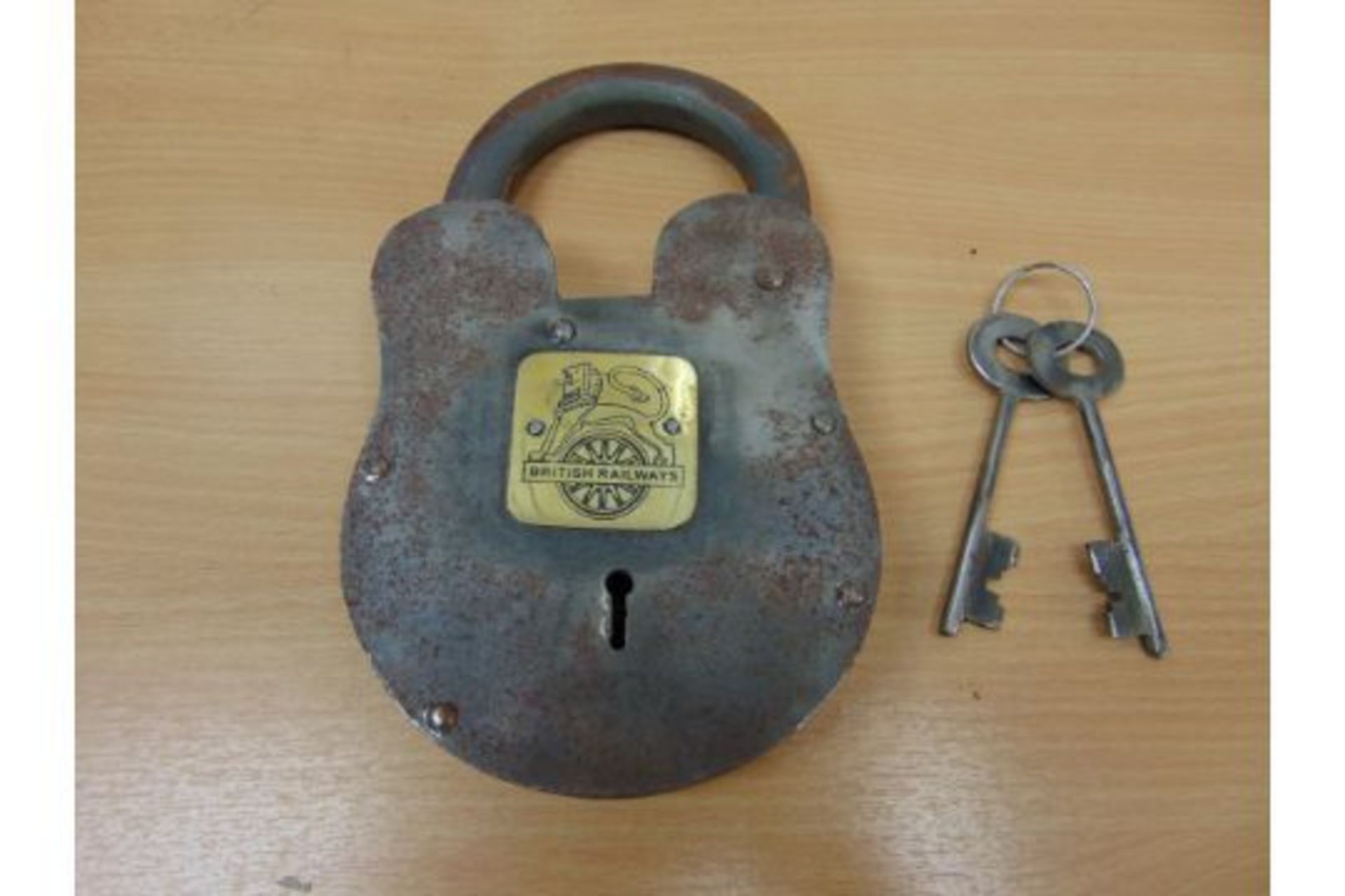 LARGE ANTIQUE BRITISH RAILWAY STEEL PADLOCK WITH 2 KEYS - Image 3 of 6