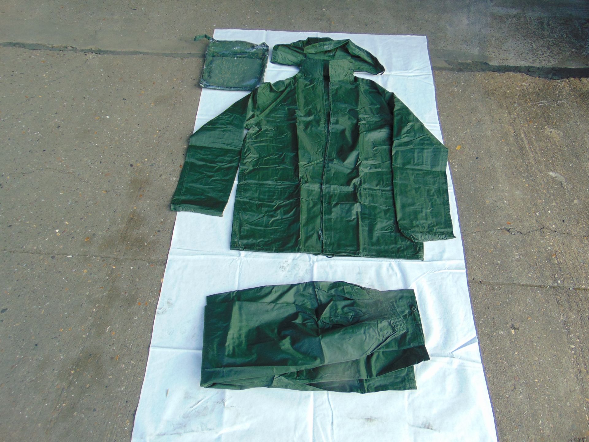 90 x New Unissued protective suit and kits - Image 5 of 13